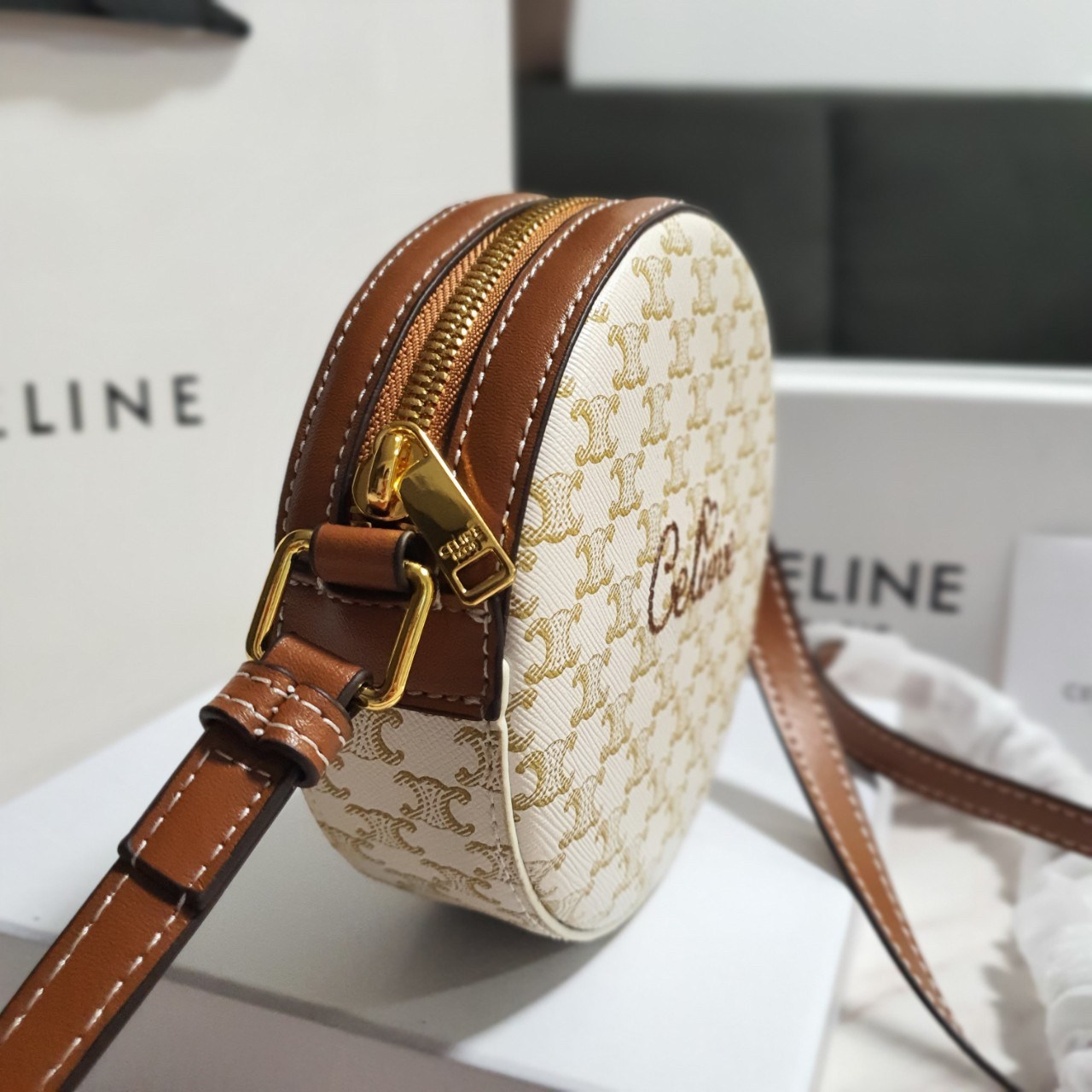 CELINE CROSSBODY BAG VIP GIFT WITH PURCHASE (GWP) พรีเมี่ยมกิ๊ฟ Limited Edition จาก PERFUME DUTYFREE COUNTER กระเป๋าทรงครอสบอดี้ ใบกลมเล็กน่ารัก วัสดุหนังทั้งใบ ตกแต่งด้วยโลโก้แบรนด์ปักเลื่อมด้านหน้า ด้านในเปิดปิดด้วยซิป มีช่องใส่ของจุกจิก ใส่ iphone(เล็ก
