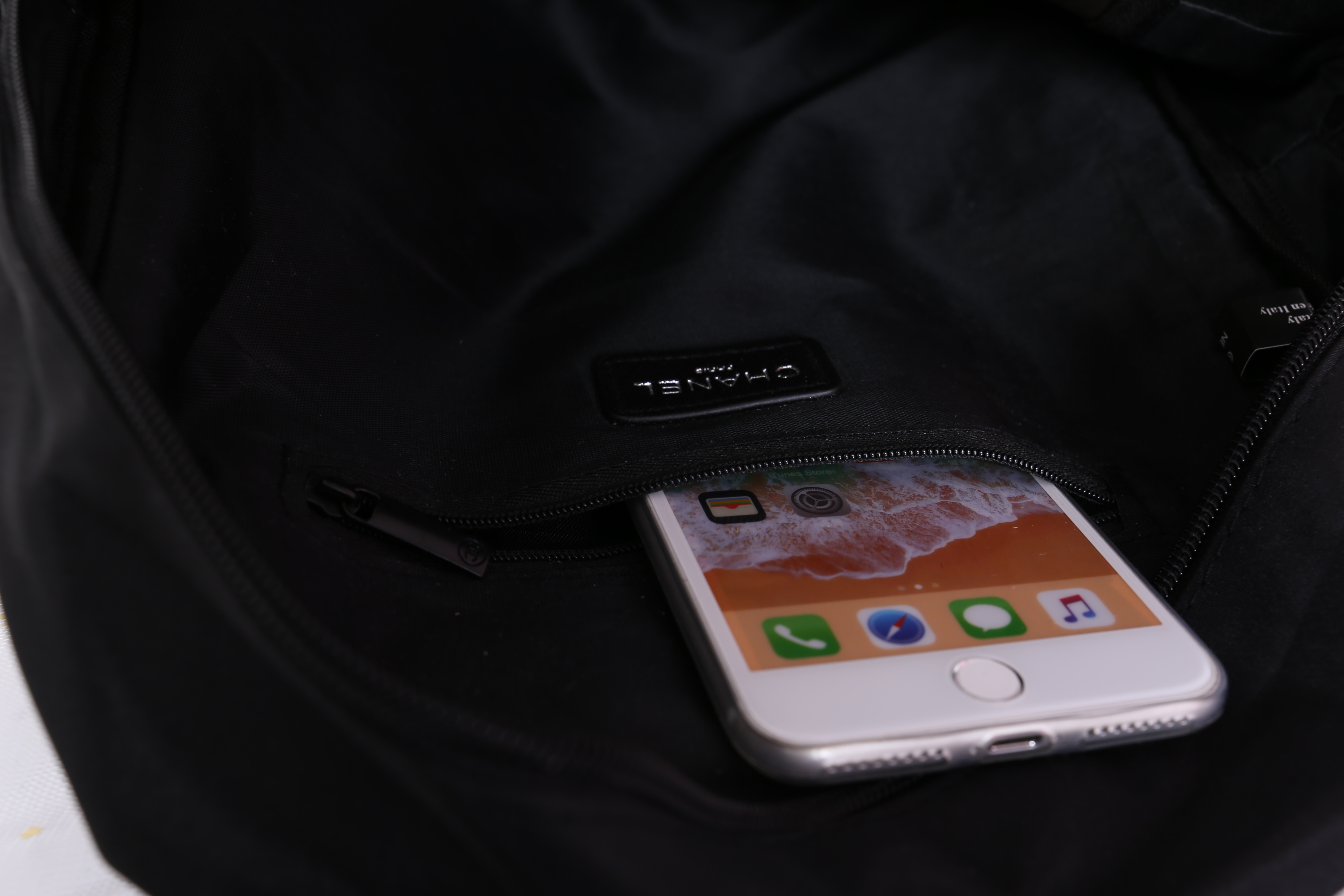 CHANEL VIP GIFT NYLON BACKPACK กระเป๋าเป้ Limited Edition VIP Gift With Purchase (GWP) ของเเท้จาก Chanel Perfumes Counter วัสดุ NYLON เนื้อหนาสีดำตัดโลโก้แบรนด์สีขาว เปิดปิดด้วยซิป หัวซิปแบรนด์ ขนาดกำลังดี น้ำหนักเบา กันนำ้ดูแลรักษาทำความสะอาดง่าย มีหูหิ้