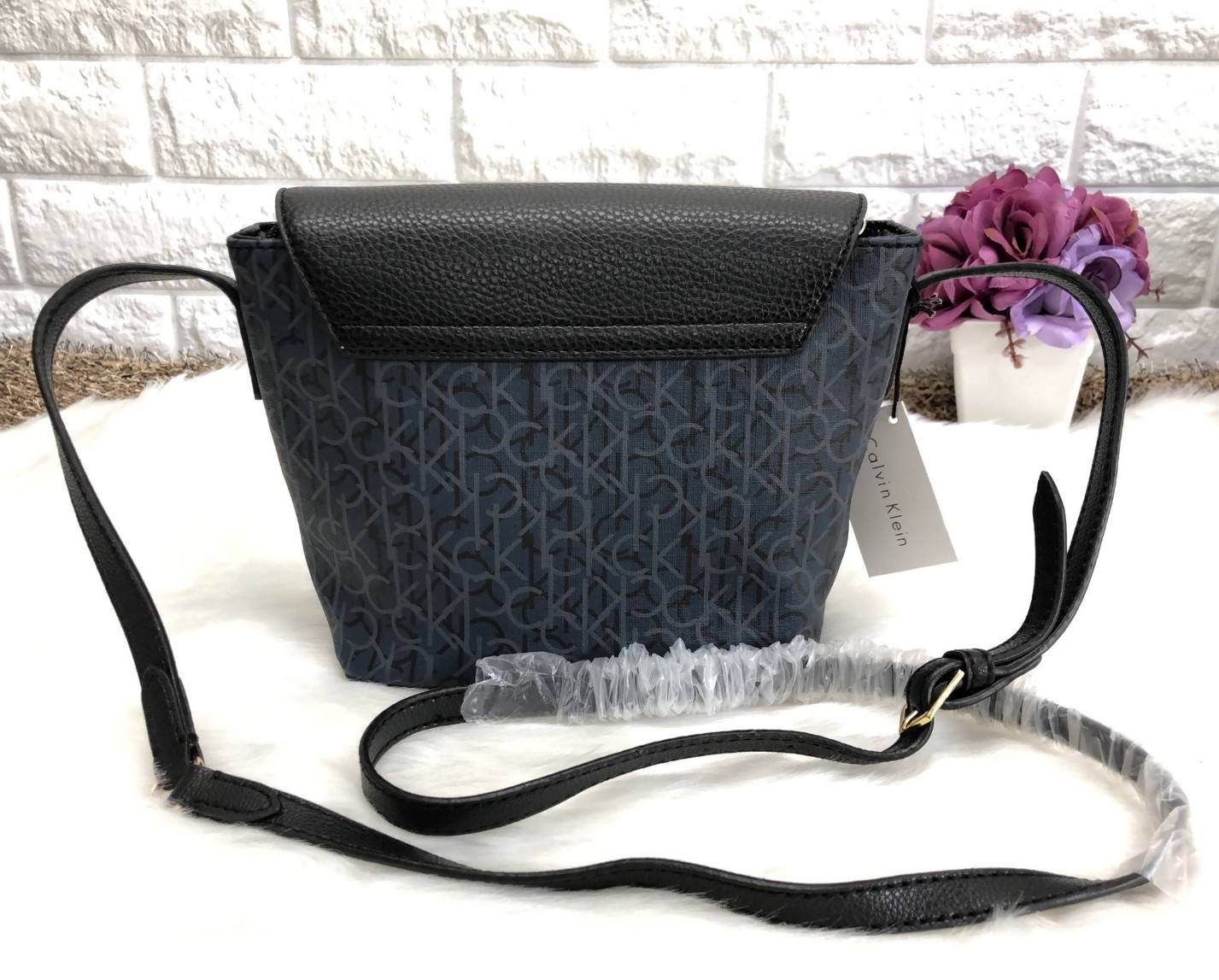 CALVIN KLEIN CROSSBODY BAG กระเป๋าสะพาย cross body วัสดุหนังผสมสัมผัสนิ่ม ขนาดกระทัดรัด ตัวกระเป๋าลายแบรนด์ทั้งใบ ฝาปิดมีโลโก้แบรนด์ เปิดออกมามีซิปปิดปากกระเป๋า ภายในโล่ง สามารถใส่ กปต.ใบขนาดปกติได้ มือถือได้ทุกรุ่น มีช่องเล็กให้ใส่ของจุกจิก พร้อมสายสะพาย