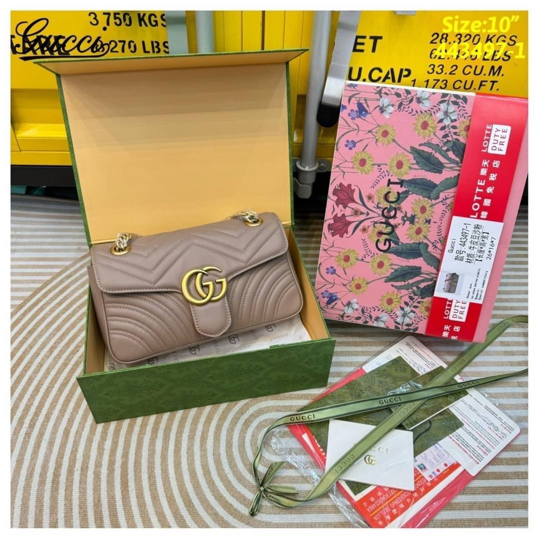 GUCCI GG Marmont shoulder bag กระเป๋าสะพายข้างรุ่นคลาสสิค สะพายขับผิว ดูแพง อัพลุคได้สบายๆ เปิด-ปิดด้วยตัวกดล็อคแน่นหนา ด้านหลังดีไซน์รูปหัวใจ