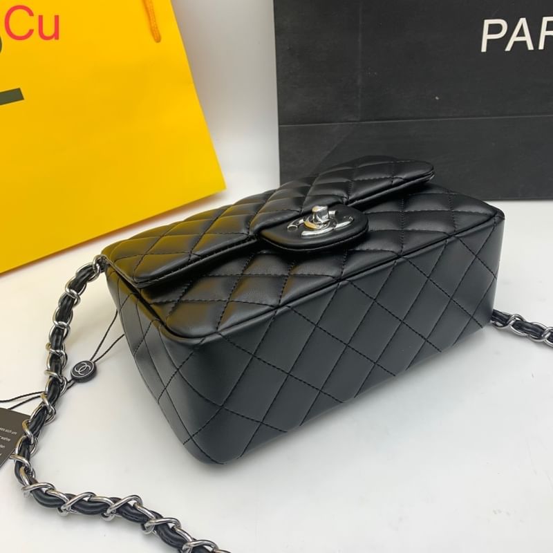 Chanel Classic mini flap bag กระเป๋าสะพายคลาสสิกรุ่นยอดนิยม ดีไซน์เรียบ หรูหรา สะพายแล้วขับผิว ไซส์มินิ สะพายเป็น everyday look หรือออกงานก็คลาสสิคสุดๆ!!