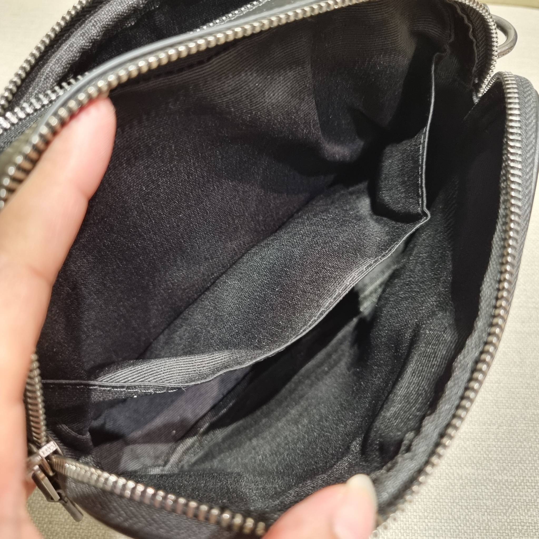 COACH GRAHAM CROSSBODY IN BLOCKED SIGNATURE CANVAS WITH VARSITY STRIPE C9965 อีกหนึ่งกระเป๋าครอสบอดี้รุ่นยอดฮิตสำหรับหนุ่มๆ ที่สาวๆก็ใช้ได้!! ดีไซน์ใหม่เพิ่มดีเทลความแพงไปอีก รูปทรงคลาสสิค ใช้งานสะดวก ง่ายต่อชีวิต วัสดุหนังแคนวาสเคลือบลายสลับหนังแท้ ด้านห