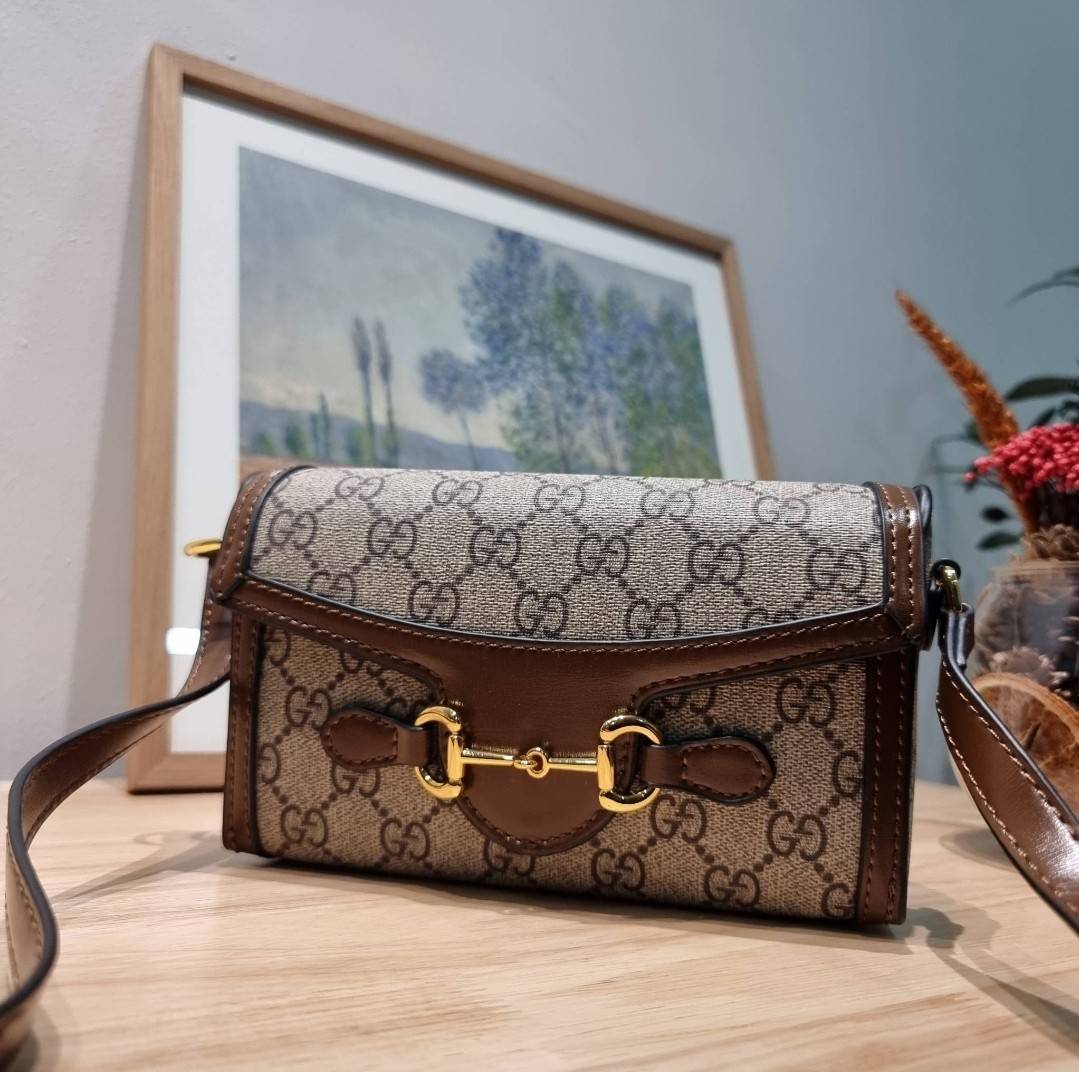 Gucci Horsebit 1955 Mini Bag / GC crossbody horizon mini bag กระเป๋าสะพายข้างขนาดกำลังดี สวยอยู่ทรง วัสดุหนังแคนวาสทนทาน แฝงความหรู เปิด-ปิดฝาสอดพร้อมแม่เหล็กในตัว ภายในเป็นช่องโล่ง ใส่โทรศัพท์ได้ทุกรุ่น พกแทนกระเป๋าสตางค์ ใส่บัตร ใส่ธนบัตรพกง่ายๆก็ได้ สา