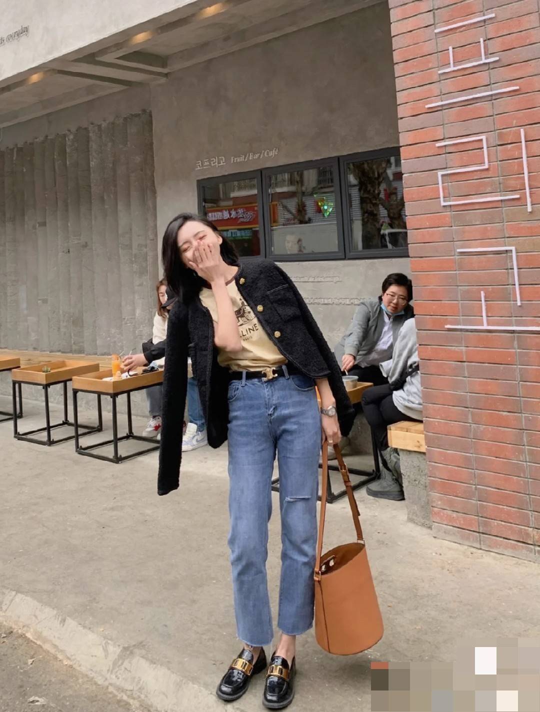 Celine belt with gift box set เข็มขัดซีลีนสุดคลาสสิค วินเทจ เรียบง่าย ผู้ดี เป็นซิกเนเจอร์ ด้วยดีไซน์อะไหล่สีทองวินเทจ ทำให้ใช้งานเป็น everyday use ได้เลย วัสดุหนังอย่างดี