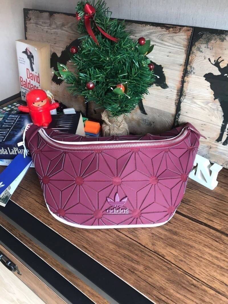 Adidas Originals 3D Mini Airline (ISSEY MIYAKE Style Shoulder Bag) กระเป๋าสะพายสไตล์สปอร์ตแบบคาดเอวคาดอกรุ่นใหม่ดีไซน์สุดฮิตสไตล์ ISSEY MIYAKE ใช้ได้ทั้งชายและหญิง ขนาดกำลังดี น้ำหนักเบา ด้านหน้าประดับโลโก้แบรนด์ เปิดปิดด้วยซิปสะดวกใช้อะไหล่ปั้มแบรนด์สวยด