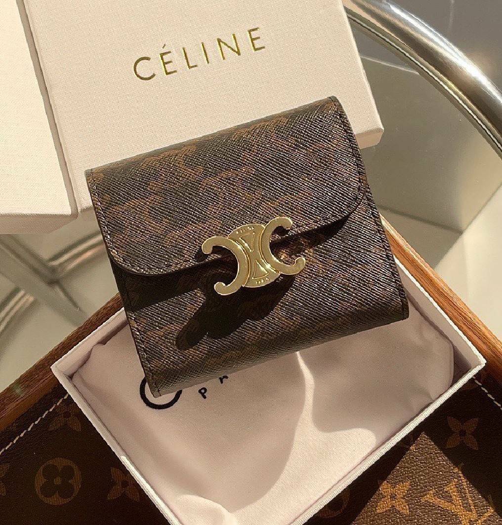 CELINE SHORT WALLET VIP GIFT WITH PURCHASE (GWP) พรีเมี่ยมกิ๊ฟ Limited จาก CELINE HAUTE PARFUME DUTYFREE COUNTER วัสดุ Triomphe Canvas หนังสวยอยู่ทรงปั้มโลโก้ด้านหน้าเปิดปิดฝาพับกระดุม ภายในมีช่องแบ่งหลายช่อง มีช่องใส่บัตรหลายช่อง ช่องใส่เหรียญ ช่องใส่ธนบ