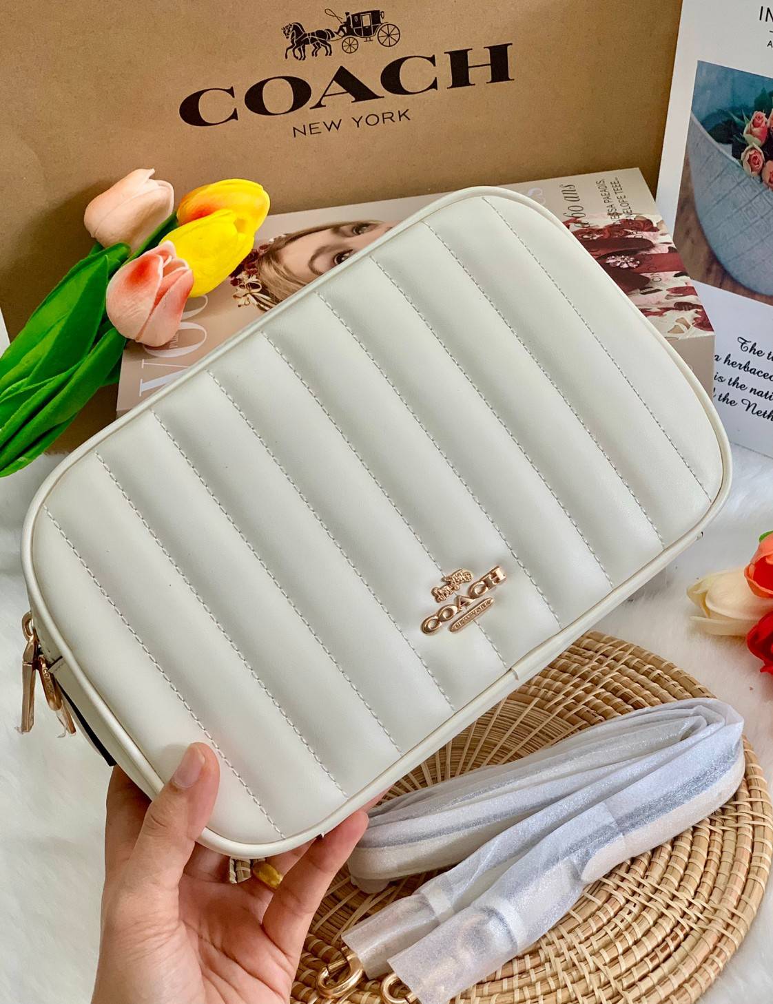 COACH C1569 JES CROSSBODY WITH LINEAR QUILTING ใหม่ล่าสุด!! กระเป๋าสะพายข้าง รุ่น 2 ซิป ใบใหญ่จุใจ ดีไซน์ใหม่ เพิ่มลูกเล่นให้ดูหรูหรายิ่งขึ้น วัสดุหนังสังเคราะห์บุเป็นลายเส้นสวยงาม เปิด-ปิดด้วยซิป 2 ช่องหลัก ใช้งานง่าย ทรงสวยมากๆรุ่นนี้ มาพร้อมสายสะพาย cr