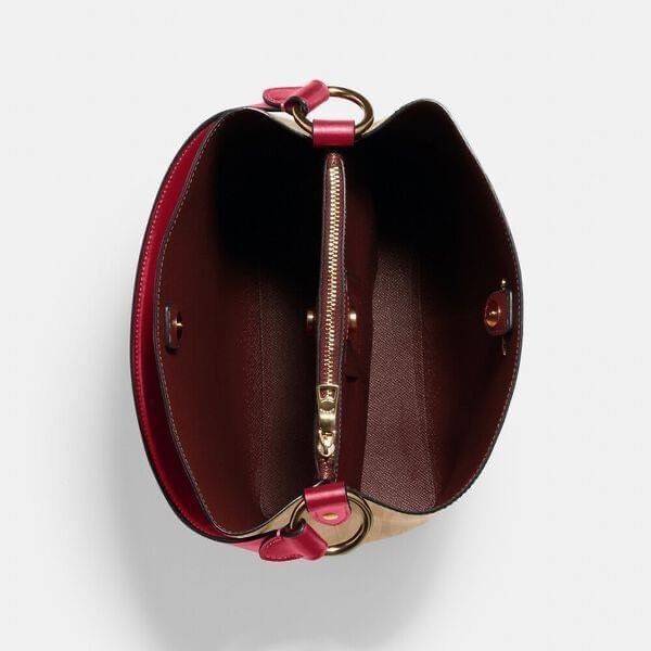 COACH 2312 SMALL TOWN BUCKET BAG IN SIGNATURE CANVAS รุ่นยอดนิยมใบเล็กมาครบสีแล้วจ้า กระเป๋าทรงบัคเก็ต สีผู้ดี๊ผู้ดี ตัวกระเป๋าดีไซน์คลาสสิคลายซี ดูโดดเด่น วัสดุหนังแคนวาสเคลือบลาย สวยคมทุกมุมจริงๆ!! เปิด-ปิดด้วยกระดุมแม่เหล็กทั้ง 2 ฝั่ง ภายในเป็นช่องโล่ง