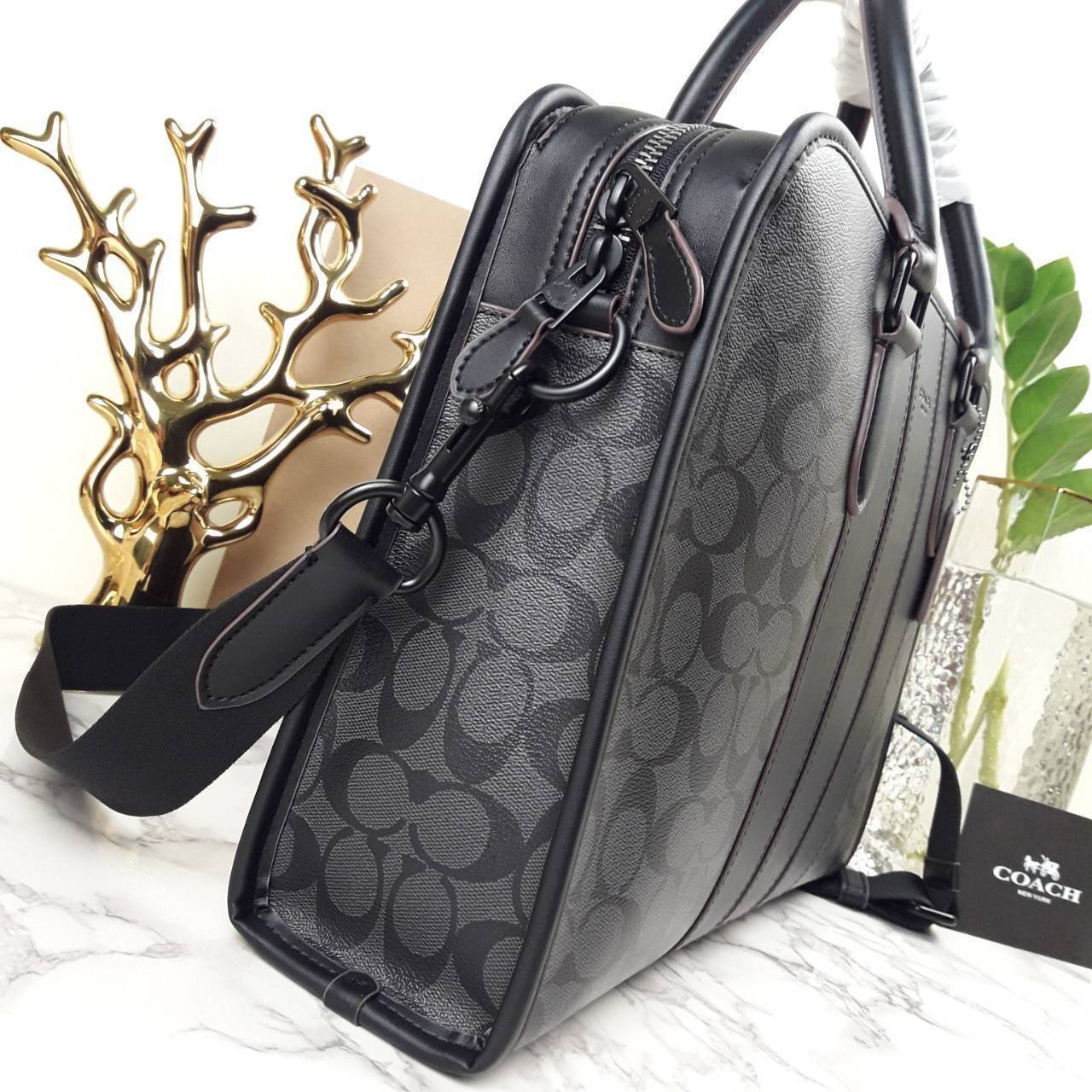 COACH BOND BRIEF IN SIGNATURE CANVAS (COACH F23212)🍁 หนุมๆสาวๆ สาวก Unisex พลาดไม่ได้เลย ลุยงานได้จริง รุ่นนี้เลย//วัสดุแคนวาส ผสมกับหนังแท้ คุณภาพ ทนทาน หนาแน่น ใส่เอกสาร ใส่โน๊ตบุ๊ค ลุยงานได้แบบ Real life จริงๆ ฟังก์ชั่นครบมาก >>มีสายสะพาย