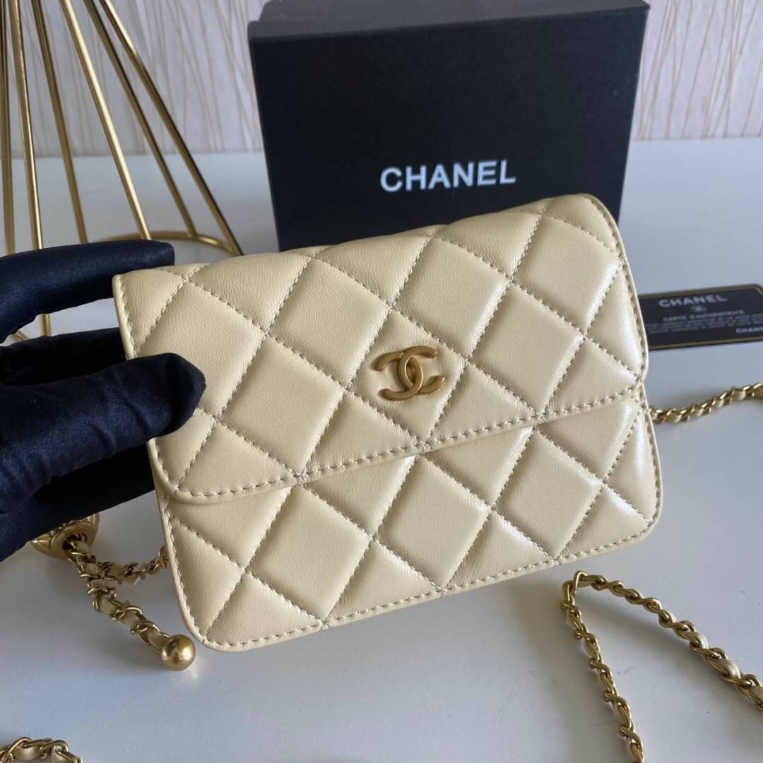 VIP GIFT 】หนังแกะแท้ CHANEL lambskin small shoulder bag with chain เรียบหรู ดูดี ดีไซน์สุดคลาสสิค ใช้ออกงานได้เลย มีสายโซ่อะไหล่ทองรมควันอย่างลงตัว ไอเท็มแนะนำพร้อมส่งที่ไทยราคาสุดคุ้มห้ามพลาดค่ะ!