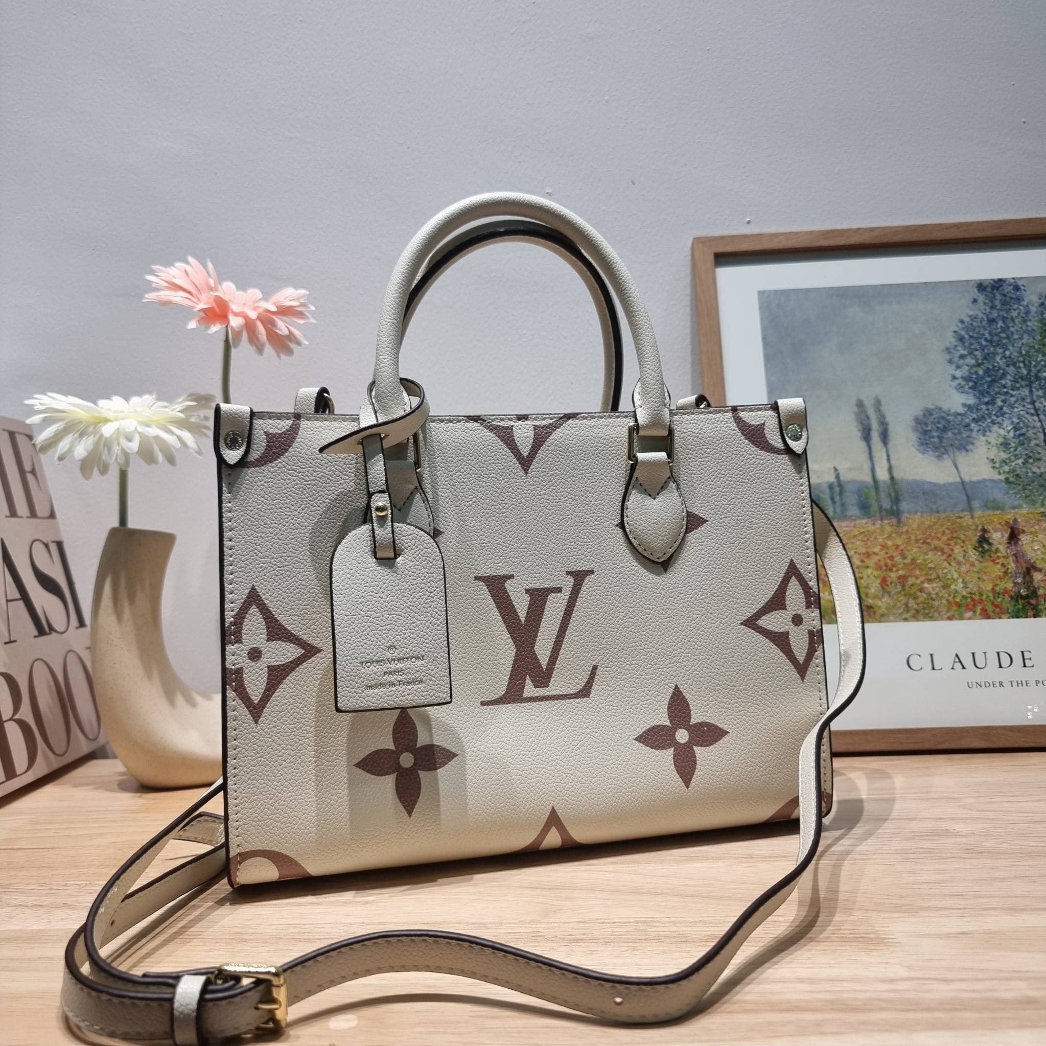 LV Onthego / LV crossbody tote bag กระเป๋าทรงโท้ทเวอร์ชั่นดั้งเดิม ที่คลาสสิค ผู้ดี หรูหรา โทนสีใช้งานง่าย ได้ทุกลุค ทุกสไตล์ วัสดุหนังลูกวัว ผิวลายเกรน มาพร้อมหูจับในตัว คล้องแขนก็ดูแพง หรือจะเกี่ยวสายครอสสะพายก็อัพลุคได้เลย ภายในโล่งกว้างมาก มีอะไหล่เกี