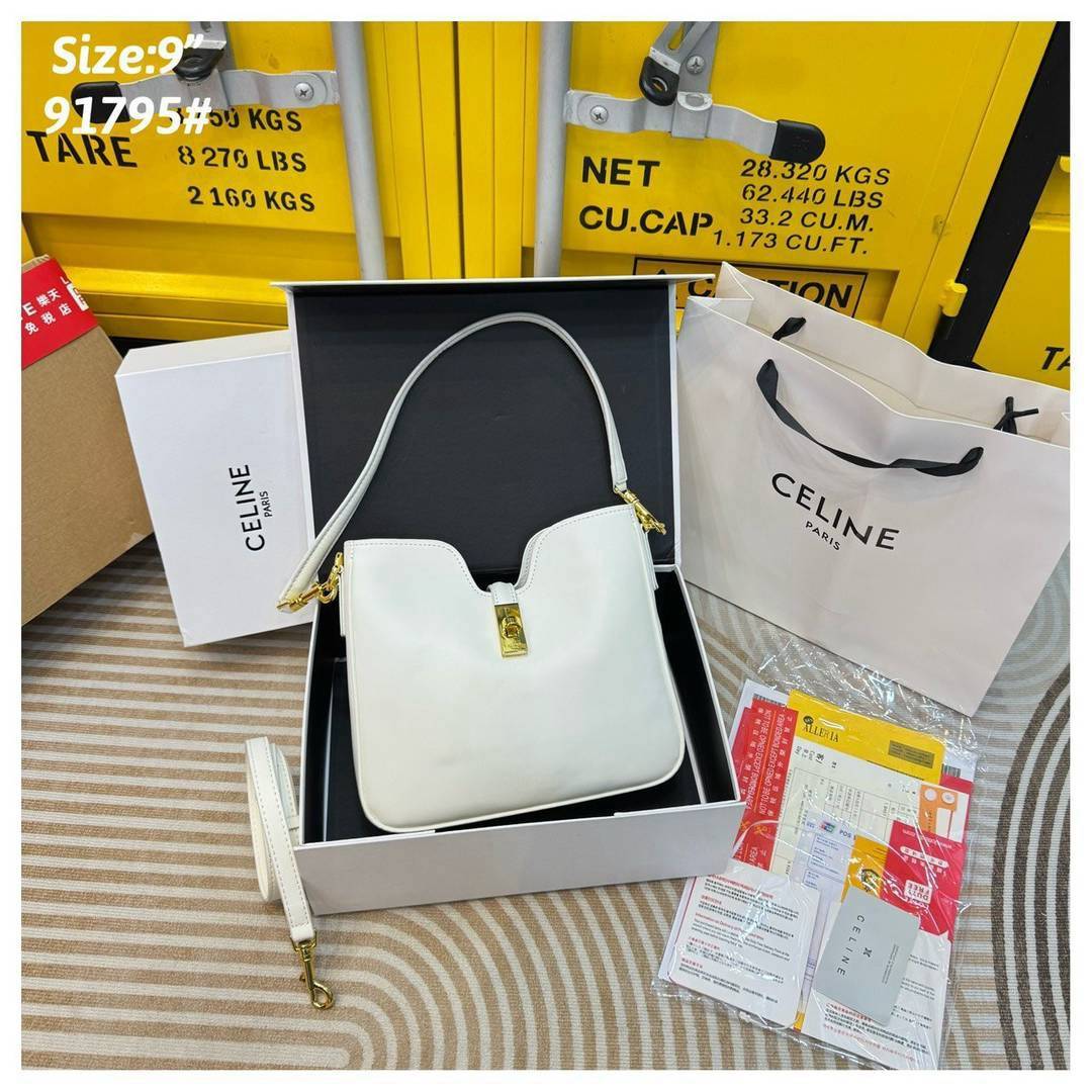 CELINE SMALL CAMILLE 16 SOFT BAG IN SMOOTH LEATHER กระเป๋าทรงโฮโบที่ตัวแม่ตัวมัมใช้กันเยอะสุดๆ ด้วยรูปทรงยอดนิยม สะดวกใช้ด้วยอะไหล่บิดล็อค สีทองสวยโดดเด่น