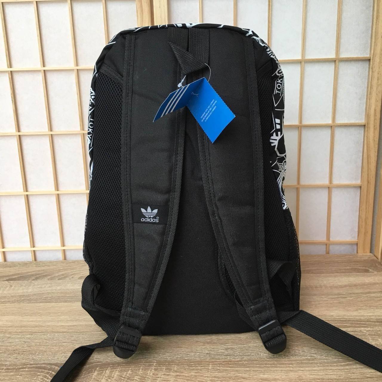 Brand: Adidas Size:46x30x16 cm. Material: 100% Polyester กันน้ำ Bags hardness: Soft Cover Lining Material: Polyester Internal Structure: zipper pocket มีช่องสำหรับใส่ Notebook ,Tablet ในตัวกระเป๋า สายเป้ และด้านหลังบุผ้าตาข่ายนุ่ม รองรับหลัง รูปแบบสวยทันส