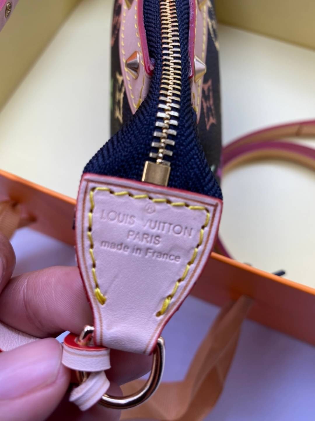 หนังแท้ LOUIS VUITTON POCHETTE TAKASHI MURAKAMI X LOUIS VUITTON WHITE MONOGRAM MULTICOLORE น้องน่ารักน่าใช้มากๆ กระเป๋าหิ้ว//คล้องไหล่//สะพายข้าง//หรือถือแบบคลัท ชิลๆได้เลยค่า หนังแกะแท้นิ่มสวย เปิดปิดกระเป๋าแบบซิป ภายในสามารถใส่กระเป๋าเงินใบกลางได้; มือถ