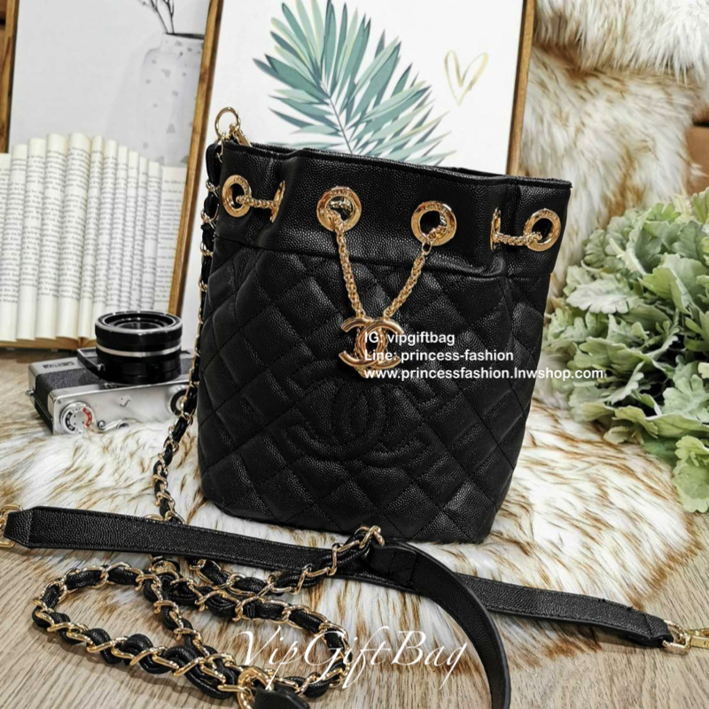 Chanel Crossbody Bag With Chain VIP Gift With Purchase (GWP) รุ่น Limited พรีเมี่ยม Chanel Perfume Counter ทรง Bucket Bag วัสดุหนังคาเวียร์ลายตารางเปิดปิดแบบDrawstringและแถบหนังคาดกลางประดับอะไหล่แบรนด์สีทอง ภายในมีโลโก้และช่อง1ซิป หัวซิปแบรนด์ ใส่มือถือ 