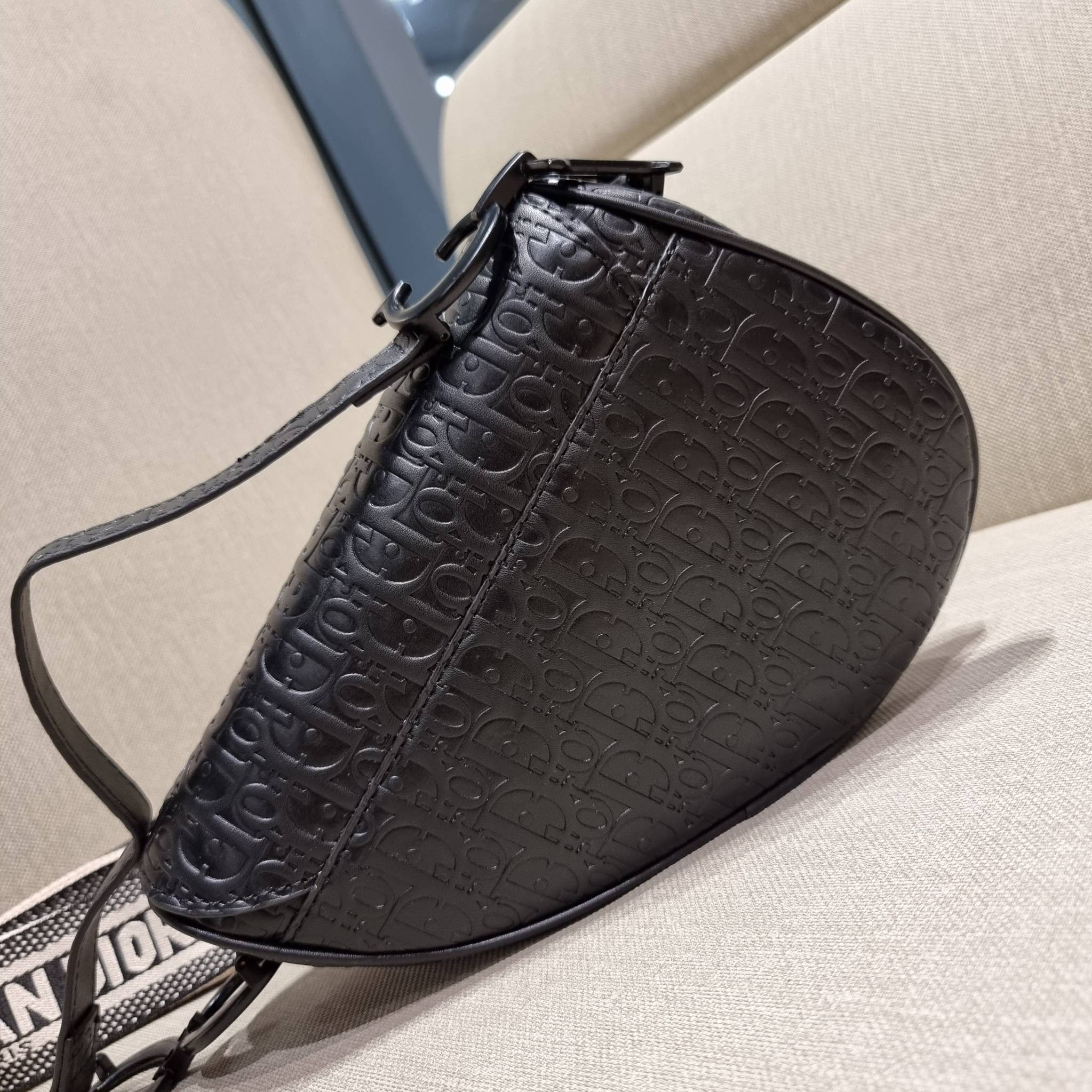VIP CD OBLIQUE SADDLE BAG / DIOR SADDLE กระเป๋าสะพายข้าง ทรงสวยไม่ซ้ำใคร กิมมิคในตัว ดูแพง ไซส์ใหญ่ ดีไซน์ย้อนยุค เป็นเอกลักษณ์สวยทุกแบบ เปิด-ปิดด้วยกระดุมแม่เหล็กซ่อน ใช้งานง่ายมากๆ ภายในเป็นช่องโล่ง มีช่องซิป ใบสีดำเป็นหนังแท้ ใบลายเป็นผ้าแคนวาส ดูดี ดู