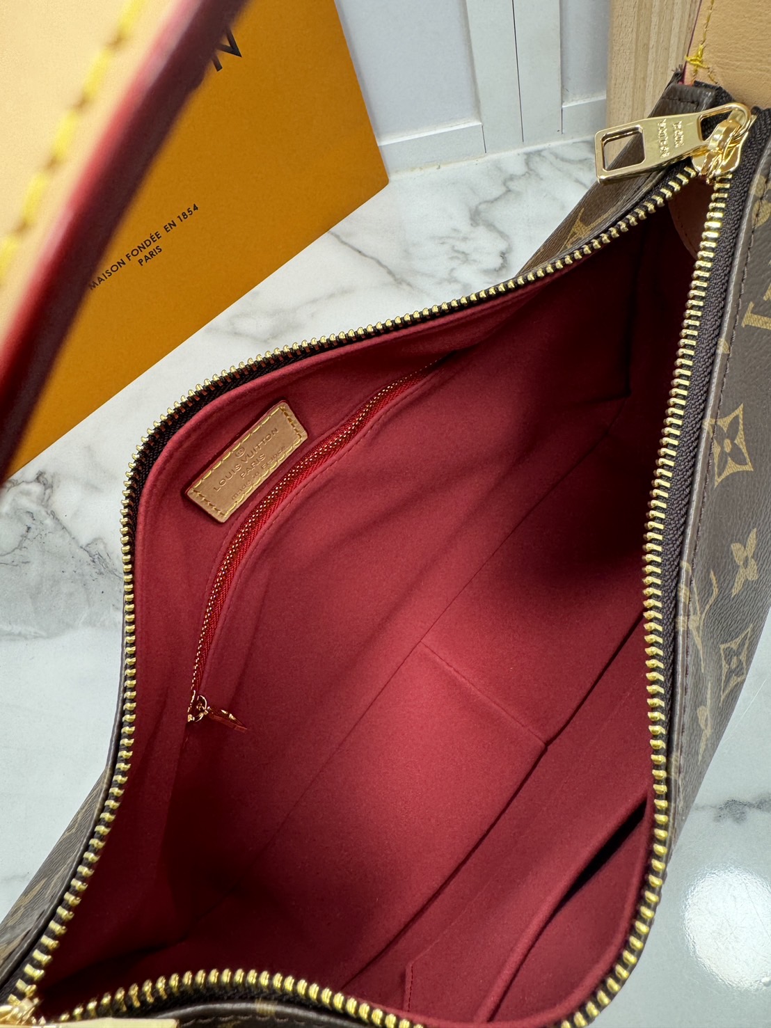 LV Slouchy PM Hobo bag 33 cm กระเป๋าถือ/สะพายไหล่ทรงโฮโบรุ่นใหม่ โดดเด่นด้วยรูปทรงอันเป็นเอกลักษณ์ เหมาะสำหรับพกพาเดินทางและใช้งานทุกวัน