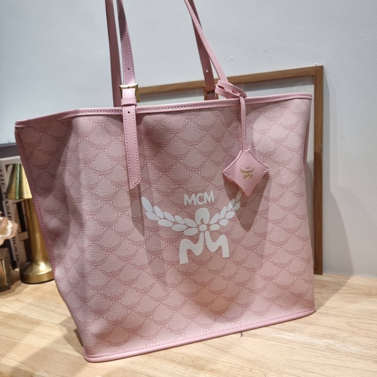 M.C.M MEDIUM HIMMEL SHOPPER IN LAURETOS คอลเลคชั่นใหม่ พร้อมสีใหม่ ดีไซน์ละมุน น่าใช้มากๆ กระเป๋าทรงช้อปปิ้ง เรียบหรู พิเศษสุดกับพวงหนังพร้อมห่วงกุญแจทึ่สามารถห้อยพวงกุญแจน่ารักๆได้
