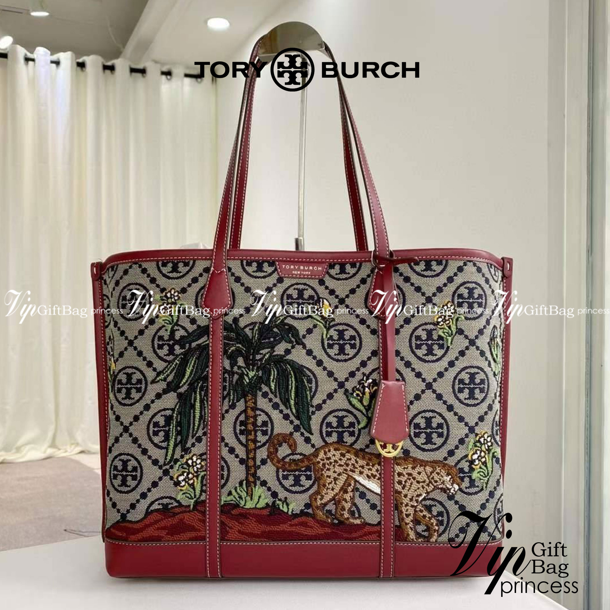 Tory Perry Embroidered T Monogram Triple Compartment Tote Bag เป็นแพทเทิร์นที่ได้รับแรงบันดาลใจจากการควิลท์สไตล์เพนซิลเวเนียดัตซ์ดั้งเดิมและเฉลิมฉลองโลโก้อันเป็นสัญลักษณ์ของแบรนด์ วัสดุผ้าแจ็คการ์ดแบบทอหนัง อะไหล่ทอง โดดเด่นด้วยลายเสือชีร์ต้าร์ งานเย็บปัก