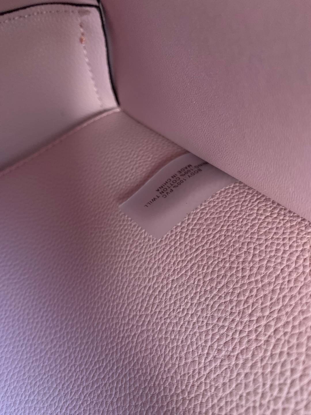 Tory Burch Perry small tote bag ออกแบบเพื่อเหมาะใช้งานได้ในชีวิตประจำวัน ใช้วัสดุผสมผสานช่วยให้กระเป๋าเป็นทรงสวยโดยยังคงคุณภาพนิ่ม สวยงามด้วยหนังวัวแท้ เรียบหรูและคลาสสิค สามารถใช้เป็น every day bag ภายในมีช่องแยกใช้งานอย่างชัดเจน ขนาดที่กำลังพอดีเลยจัดเป