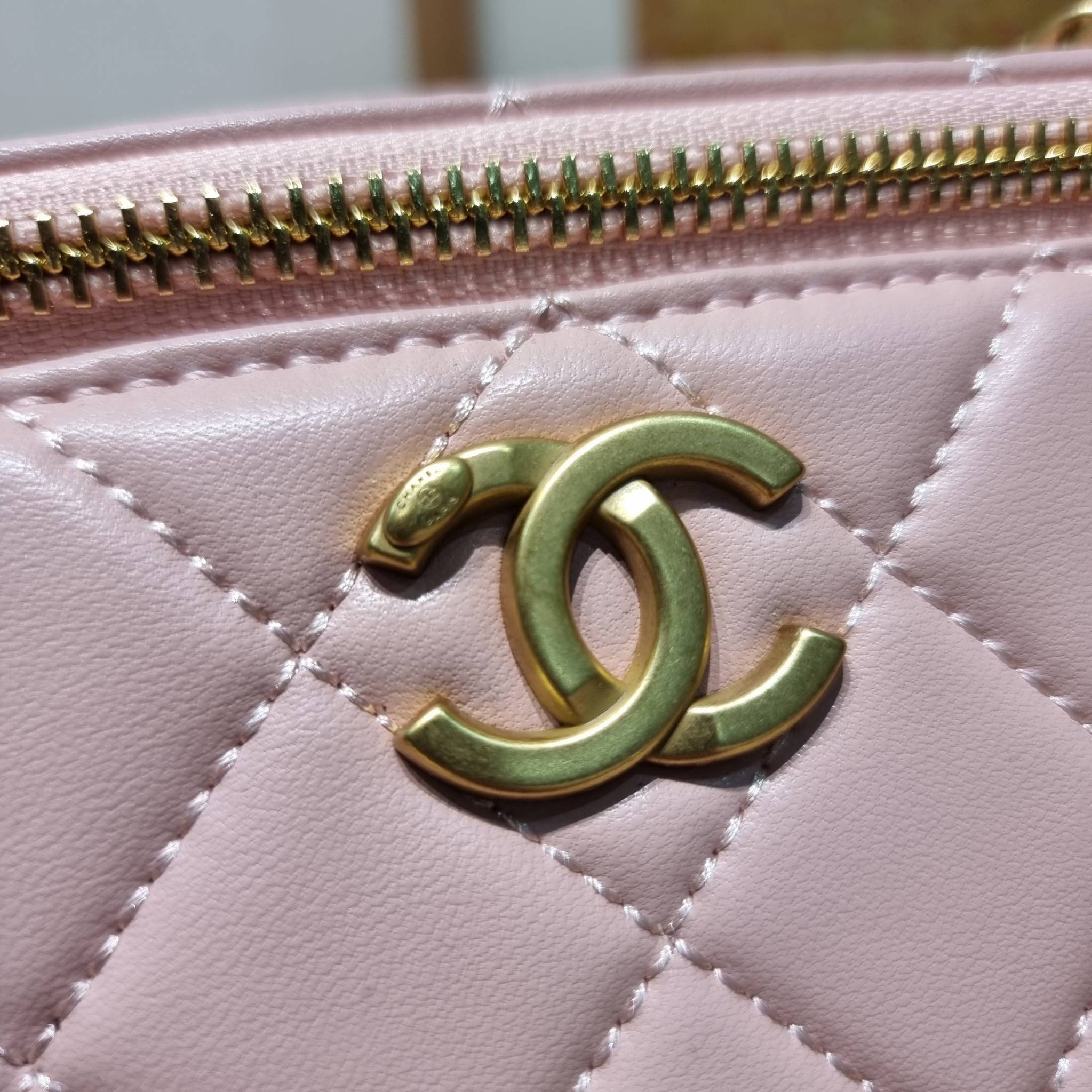 Chanel camellia vanity case bag พลาดไม่ได้เลยกับคอลสุดแซ่บ ดีไซน์ใหม่ 2023 นอกจากความคลาสสิคของรูปทรง ตัวอะไหล่ก็ยังปรับเพิ่มดีเทลความหรู ด้วยการใช้รูปดอกคามิเลียเอกลักษณ์มาเป็นตัวชูความแพง