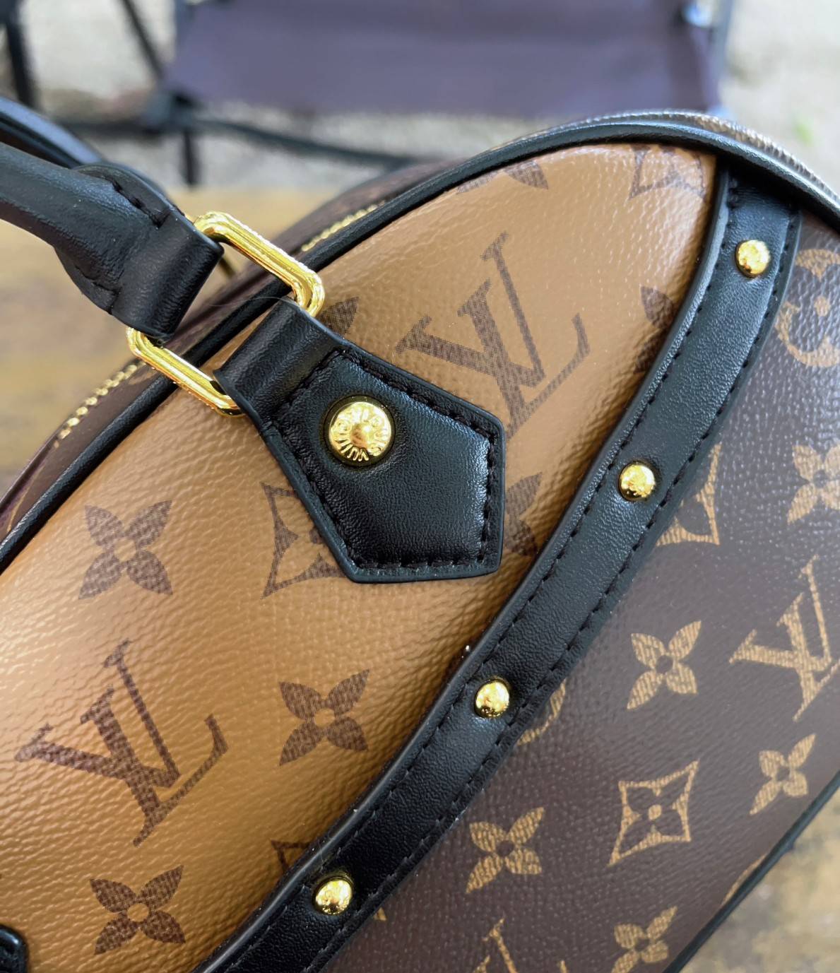 ORI หนังแท้ | LV x TM Handbag East West Murakami ซีซั่นนี้จะเป็นรุ่นไหนไปไม่ได้นอกจากรุ่นใหม่ล่าสุด พิมพ์ลายโมโนแกรมทั้งใบทรงล้ำสมัย หนังแท้นิ่มอย่างดี ประดับด้วยหมุดโลหะสีทองสุดหรูค่ะ