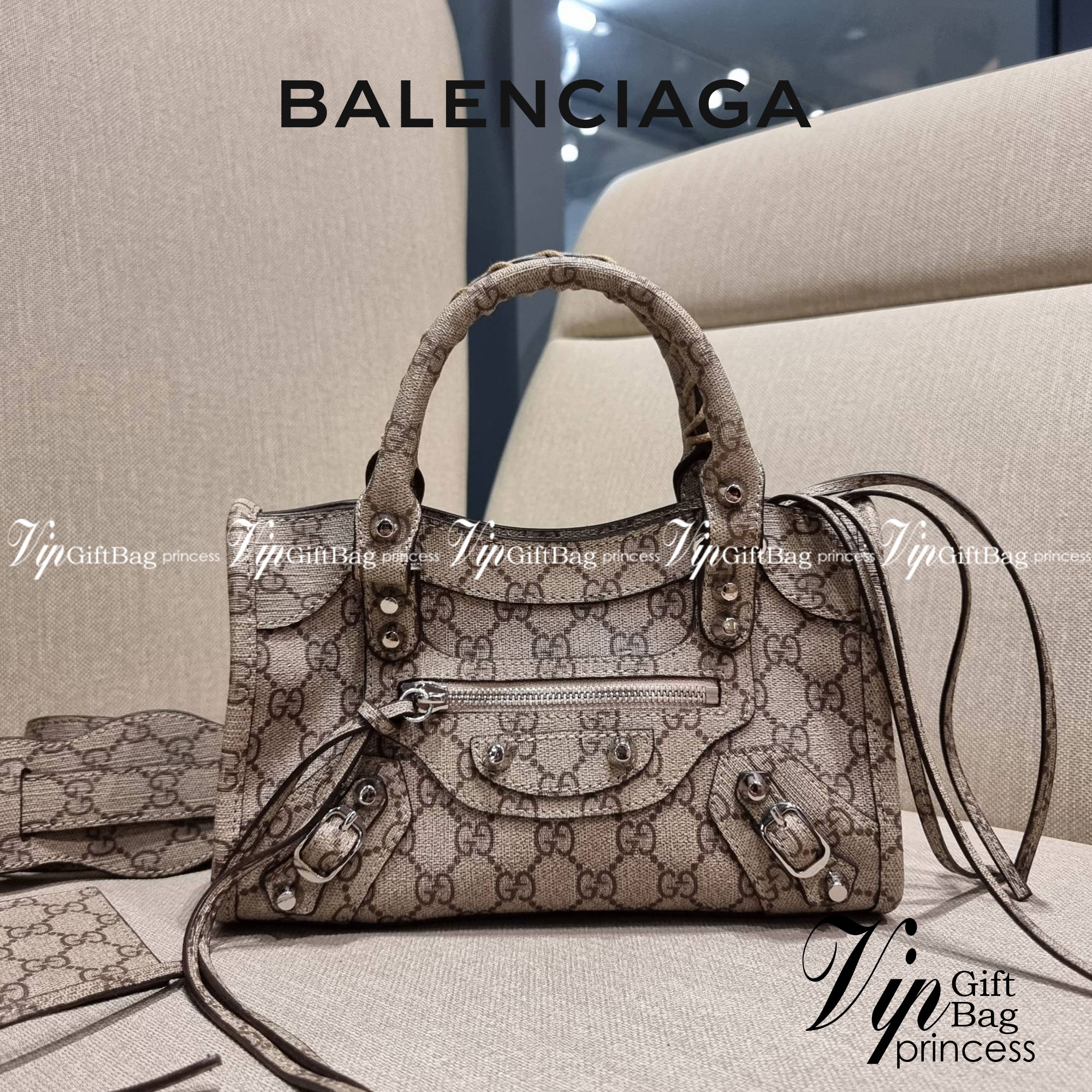 ไซส์ใหม่ กับรุ่นคอลแลบอีกหนึ่ง ที่ฮอตติดลมไม่เลิก!! Gucci×Balenciaga neo classic small bag กระเป๋าถือ/สะพายข้างที่โดดเด่นในสไตล์ที่ไม่ซ้ำ ไม่เกร่อ ดีไซน์มีกิมมิคและลูกเล่นแพรวพราว ทั้งหนังรูดซิป ทั้งหูจับ ทั้งความตกแต่ง มีดีเทลอัพราคาไปหมด วัสดุหนังแคนวาส