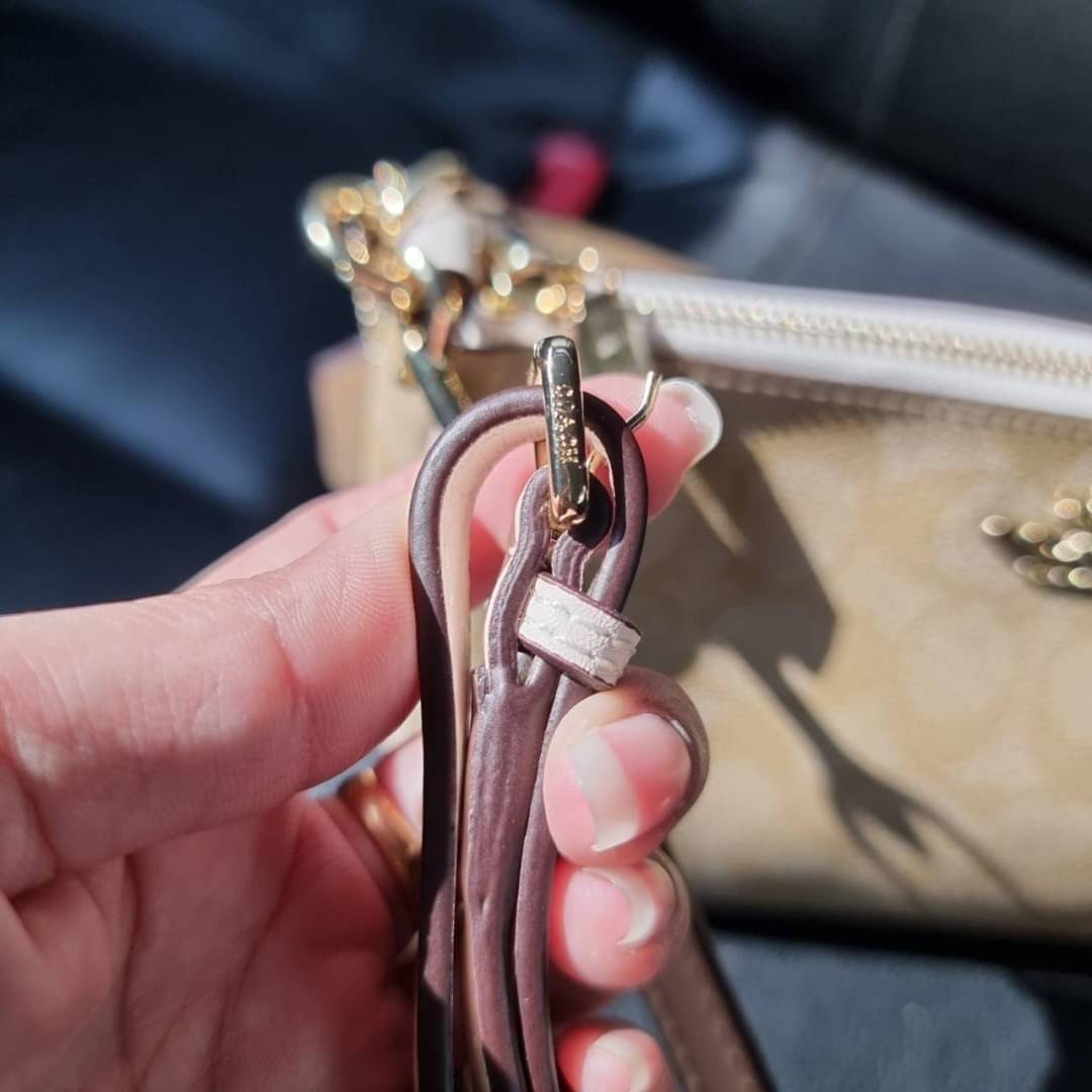 COACH F58321 TOP HANDLE POUCH อีกรุ่นฆ่าไม่ตาย!! 😎 ขายดีขายหมด ขายรวยขายปังๆ!! กระเป๋าพอชจากโค้ช ทรงใช้งานง่าย สะดวก กะทัดรัด วัสดุหนังแคนวาสเคลือบคุณภาพดี มาพร้อมสายคล้องในตัว และสายสะพาย crossbody ปรับเปลี่ยนได้ตามสไตล์ อีกหนึ่งไอเท็มที่สาวๆต้อง