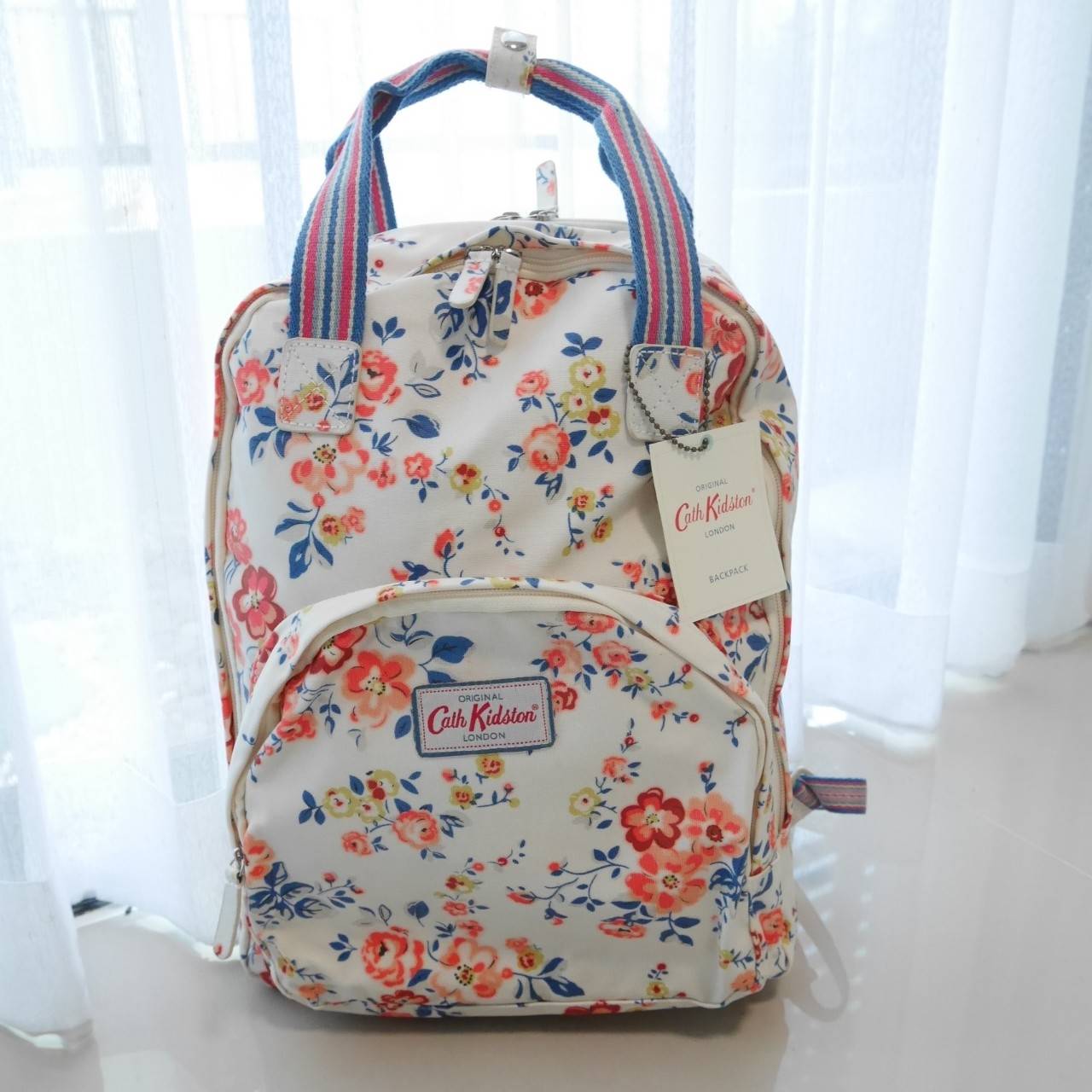 CATH KIDSTON BACKPACK BAG กระเป๋าเป้น่ารัก ตามแบบฉบับของแบรนด์นี้เลยค่า โดดเด่นด้วยหนัง PVC พิมพ์ลาย กันน้ำทั้งใบ ด้านในมีช่องซิปใหญ่ใส่ของ 2 ช่อง จุของได้เยอะ ใส่ IPAD / A4ได้สบายเลยค่ะ ด้านหน้ามีช่องซิปเล็ก 1 ช่อง ใส่ของจุกจิกหนิบได้สะดวก น้ำหนักเบา ใช้