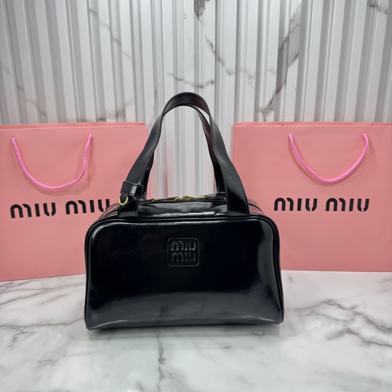 ORI หนังแท้ | Miu Miu Leather top-handle bag กระเป๋าสะพายทรง keepall เรียบแต่ฟาด หรูหราทุกองศา ใครเห็นก็ต้องเหลียว