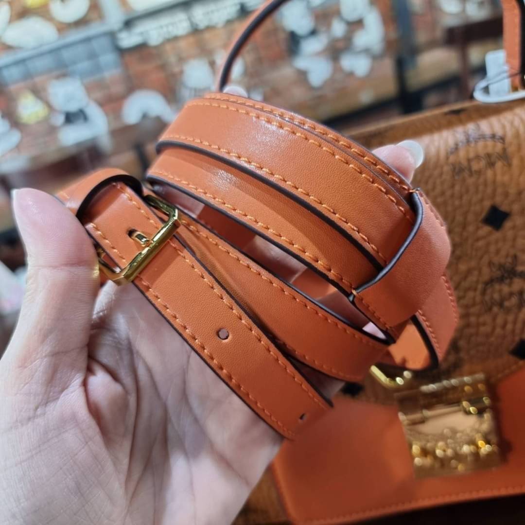 M.C.M MEDIUM PATRICIA SATCHEL IN VISETOS ไซส์กลางมาให้จับต้องแล้วจ้า!! รุ่นที่สาวๆต่างถามหา!! ต้องไอเท็มนี้เลย กระเป๋าถือ/สะพาย ทรงสวยหรู เหมาะกับทุกๆโอกาส ดีไซน์ออกมากึ่งเป็นทางการ แต่ใช้งานได้ทุกสไตล์ วัสดุหนังแคนวาสคุณภาพดีสลับหนังแท้ เปิด-ปิดด้วยตัวกด