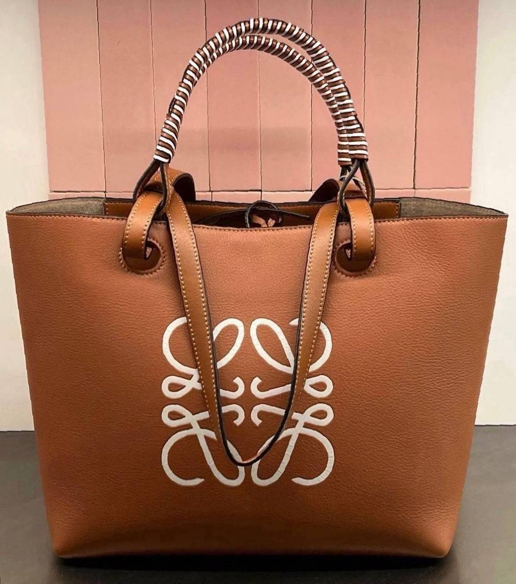 LOEWE TOTE BAG / Loewe Anagram printed leather tote bag / LOEWE HANDLE & SHOULDER BAG รุ่น Rare items กระเป๋าทรงโท้ทหนังนิ่มเทคเจอร์สวยดีไซน์สุดหรูคงเอกลักษณ์แบรนด์