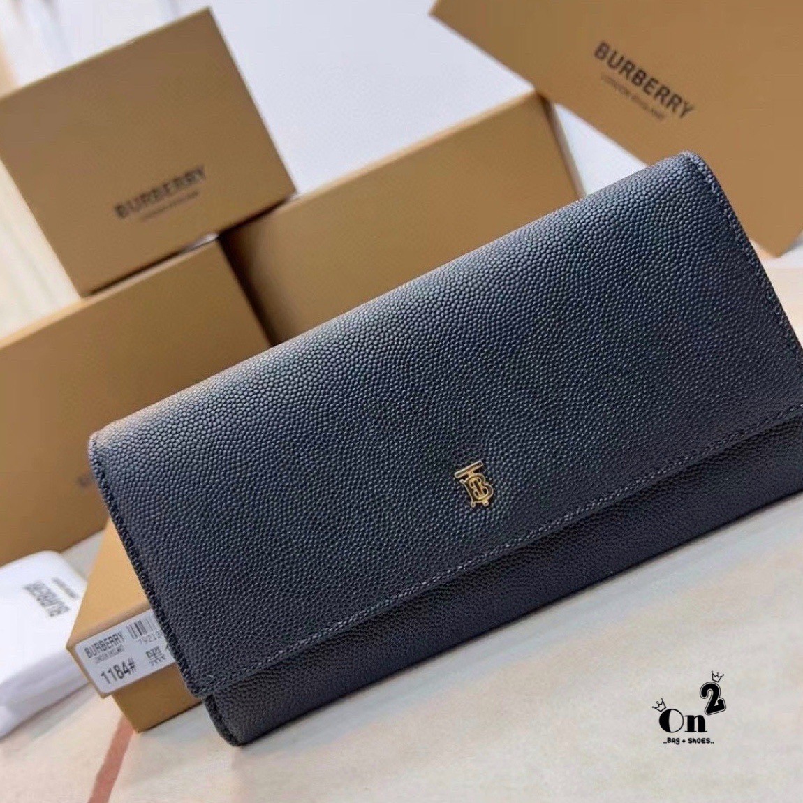 BURBERRY long wallet / BB vintage long wallet กระเป๋าสตางค์ใบยาวแบรนด์หรู เป็นไอเท็มสุดฮิต ติดทุกกระแส แรงไม่เคยตก รุ่น unisex สีไหนใครๆก็ใช้ได้หมด อยู่ที่ใจ!! ❤️ ใบยาวขนาดกำลังเหมาะมือ ถือแล้วขับผิวทุกสี ภายในมีช่องใส่บัตรเยอะ แบ่งสัดส่วนสวย ใส่ธน