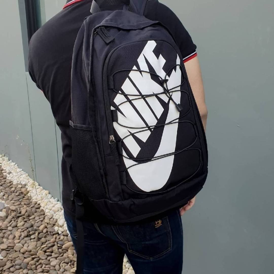 กระเป๋าเป้ใบใหญ่ Nike อะไหล่สีดำด้านหน้ามีโลโก้แบรนด์สีดำทั้งใบ ด้านหน้ามีช่องซิปใหญ่จุของได้เยอะมาก