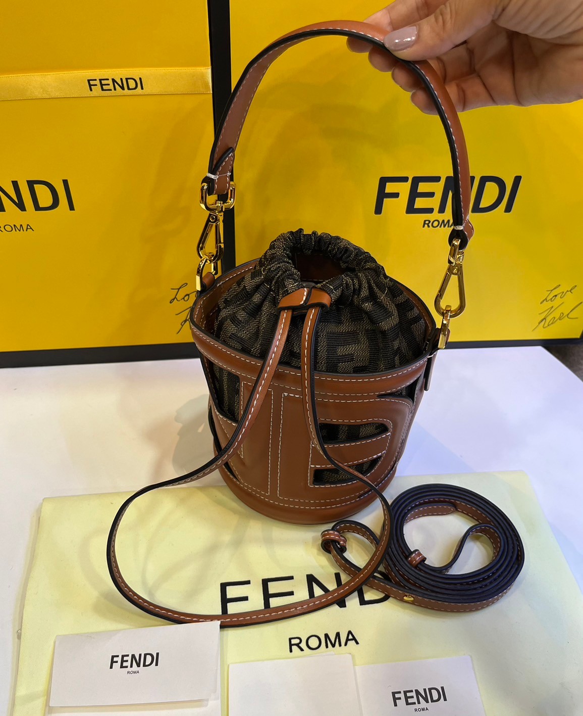 พร้อมส่ง 2 สี FENDI Step Out canvas bucket bag MINI 13cm กระเป๋าสะพายทรงบัคเก็ต ไซส์มินิ เกรดออริ สลับแท้ 1:1 ใช้ต่างประเทศได้