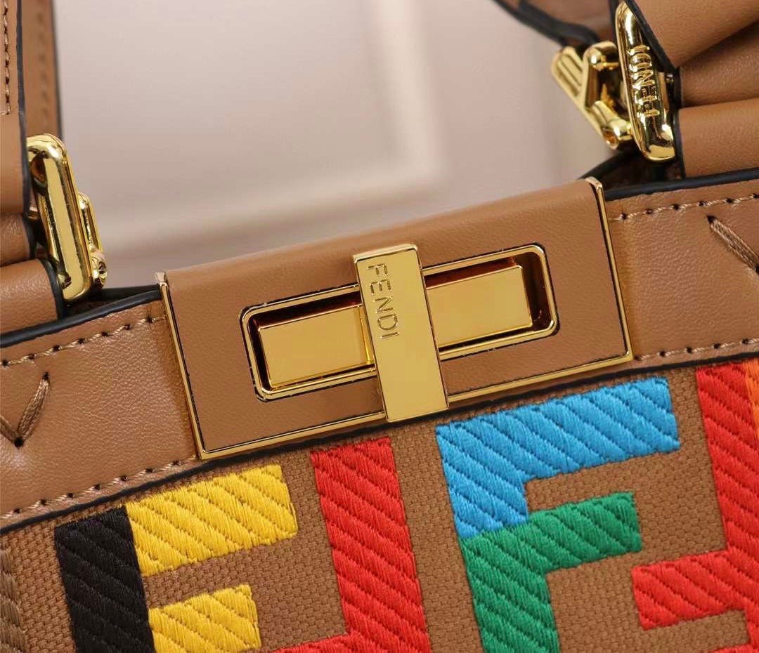 FENDI PEEKABOO X-TOTE BAG Multicolour 40cm เกรดเทพออริจินอล FENDI MONOGRAM SHOPPING BAG สวยมงลงมากค่ะ กระเป๋าสะพายข้างได้ ถือได้ ใบใหญ่ลายโมโนแกรม FF สวยมากทรงนี้ใช้เป็น everyday bag ได้ จุใจใส่ของได้เยอะ ตัวกระเป๋าผลิตจากผ้าทออย่างดี อยู่ทรงสวย ภายในโล่ง