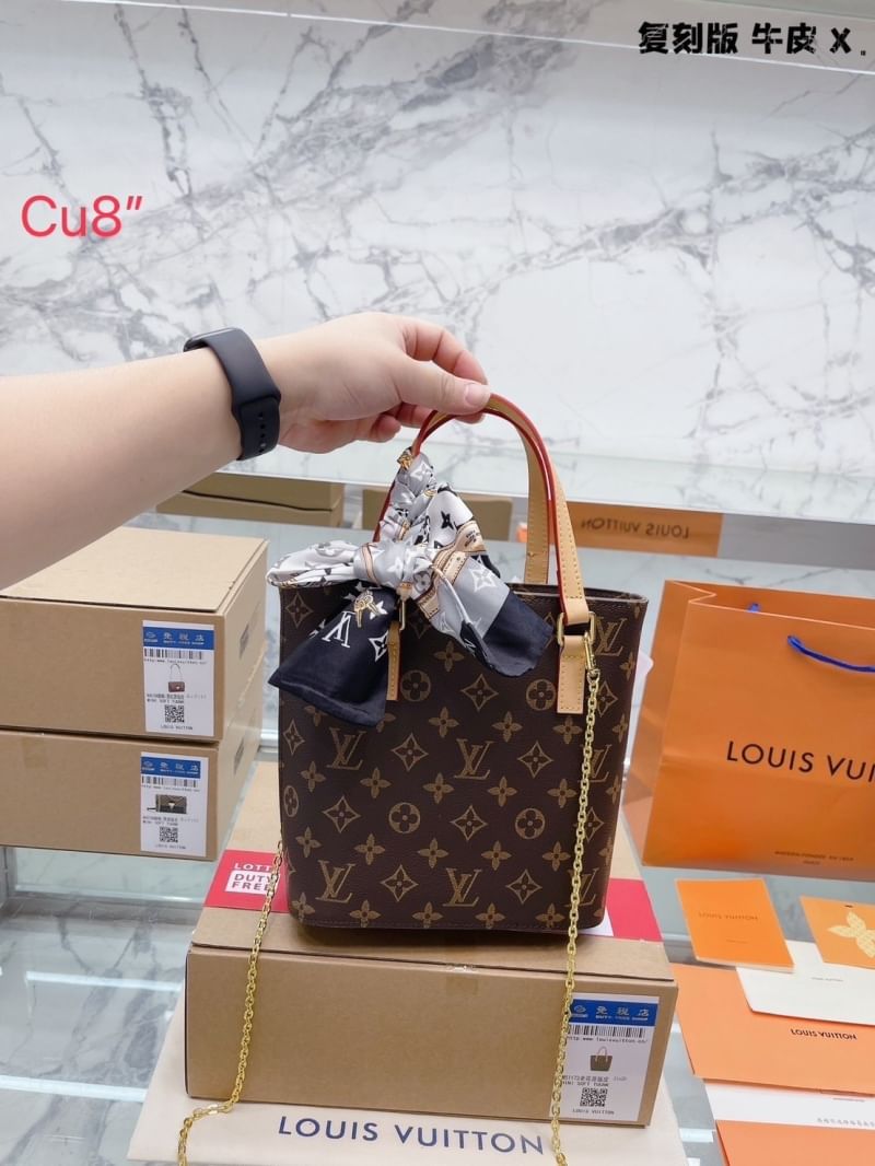 LV Vavin PM Tote Monogram Canvas กระเป๋าทรงโท้ทวินเทจ มีหูจับในตัว พร้อมสายสะพายโซ่ crossbody ปรับใช้ตามสะดวก ภายในเป็นช่องโล่ง ใส่ของสำคัญได้ พกพาไปไหนก็ได้ คล่องตัวและแมตช์ง่ายสุดๆ