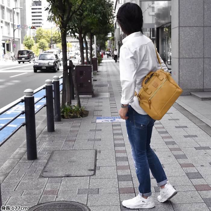 ANELLO 2 WAY PU LEATHER BOSTON BAG รุ่นใหม่ล่าสุดจากแบรนด์ที่ทุกคนต้องรู้จัก รุ่นนี้วัสดุคือหนังpu แบบนิ่มและน้ำหนักเบา กันน้ำได้ สะพายเป็นทรงcrossbodyสายยาวปรับได้ฟรีไซส์ถอดออกได้ หรือจะถือก็สวยเเก๋ ปากกระเป๋ามีโครงเป็นเอกลักษณ์จุดเด่น หูจับมีตัวล้อคด้วย