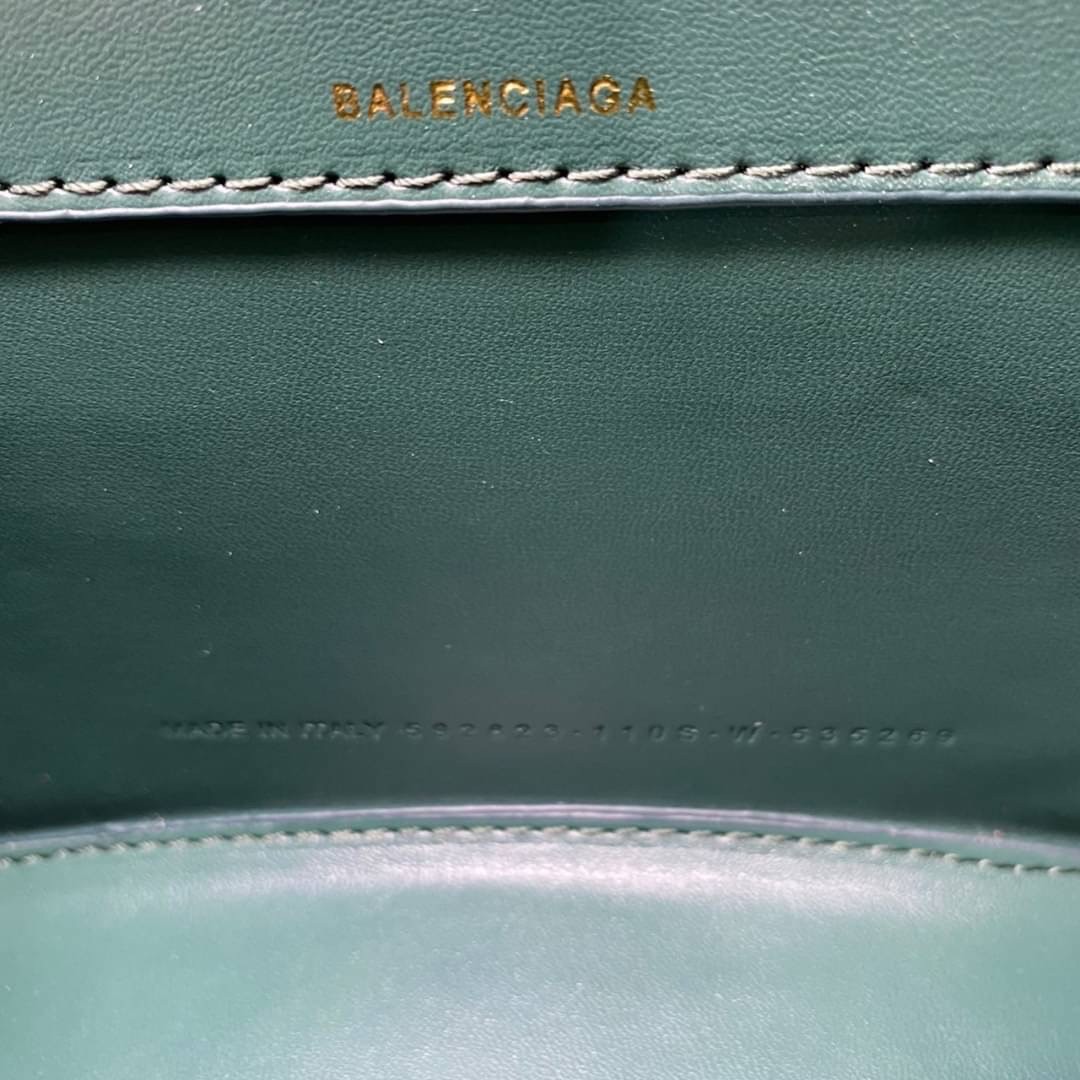 หนังแท้ BALENCIAGA HOURGLASS TOP HANDLE XS Shiny crocodile embossed calfskin การสร้างสรรค์ที่มีเอกลักษณ์เฉพาะตัว หรูหรา โทนสีโดดเด่น วัสดุหนังแท้ลายจระเข้ ภายในโล่งกว้างหนังแนปป้าอย่างดี เกรดออริจินอล ตอบโจทย์ได้ทุกลุค ทุกไลฟ์สไตล์ ภาพสินค้าถ่ายจากงานขายจ
