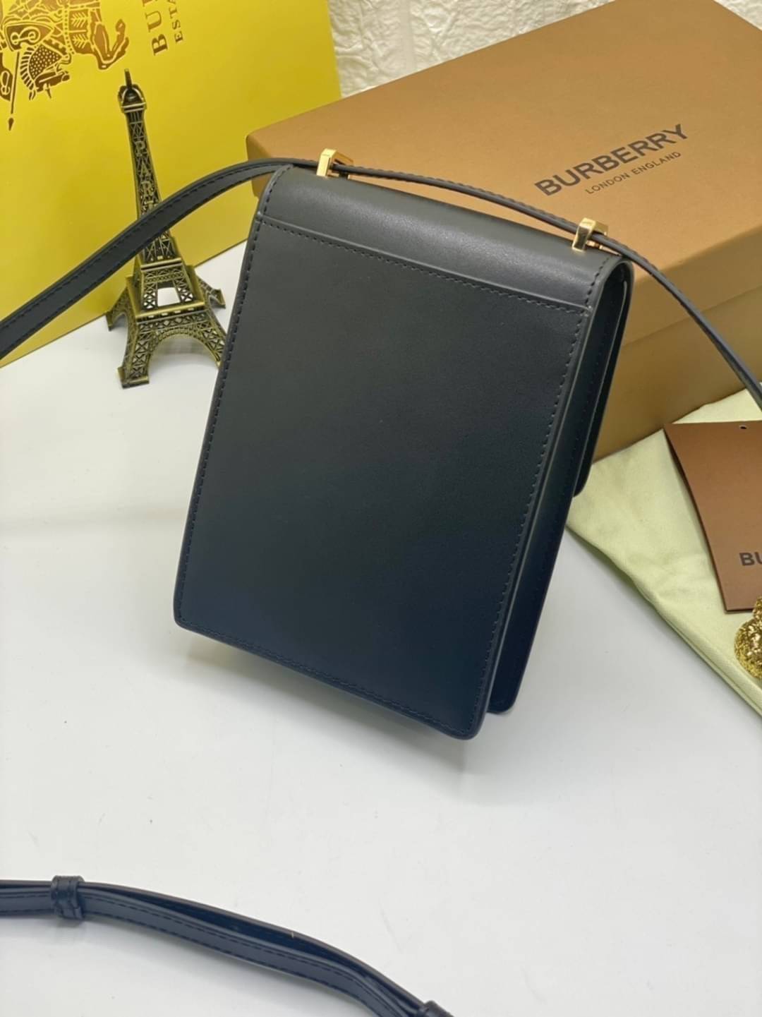 VIP GIFT 】หนังแท้ BURBERRY FRAGRANCES CROSSBODY BAG กระเป๋าทรงเหลี่ยมแนวตั้งดีไซน์สวยหรูอยู่ทรงมีโลโก้แบรนด์ด้านหน้า งานหนังดีที่สุด เปิดปิดด้วยฝาปิดสัญลักษณ์ตัวB ภายในโล่งสามารถใส่มือถือ iphone เงิน ของจุกจิกได้ สายสะพายหนังยาวถอดได้ปรับระดับได้ อะไหล่แบ