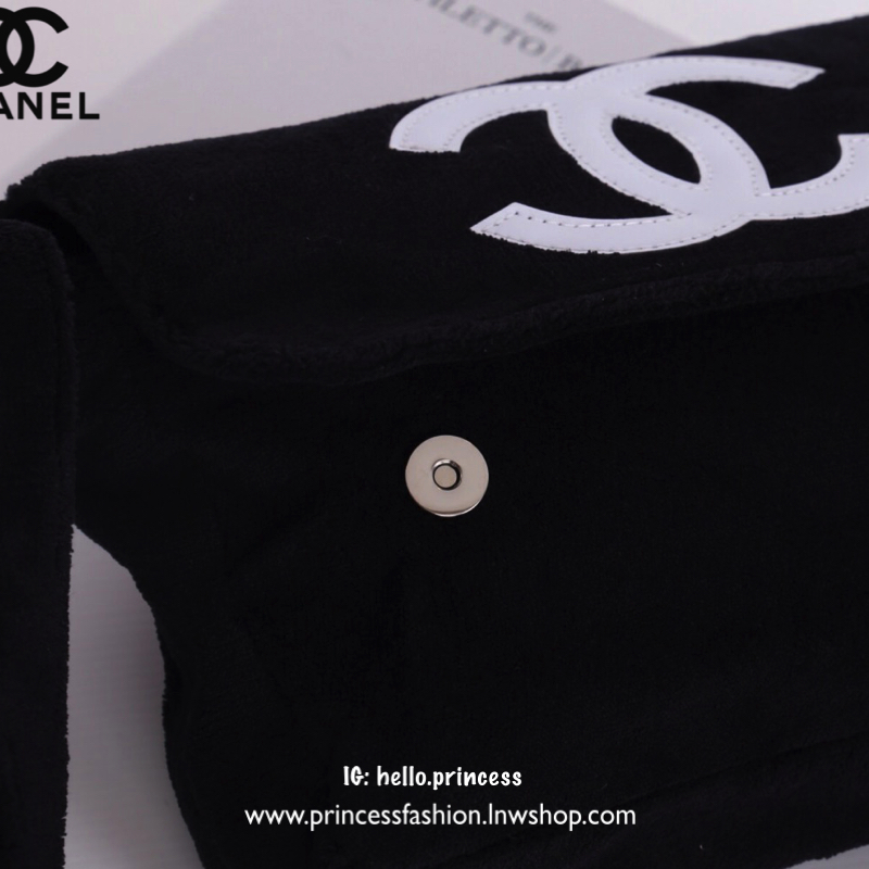 Chanel Beaute Crossbody Bag กระเป๋าสะพาย VIP GIFT ของแท้ จาก Chanel Cosmetic แท้💯 วัสดุขนวูลหนานุ่ม ตัดโลโก้แบรนด์หนังสีขาวสวยโดดเด่น น้ำหนักเบา เปิดปิดด้วยฝาปิดกระดุมแม่เหล็ก ใบใหญ่กำลังดี ใส่ iPad, กระเป๋าสตางค์ใบยาว, และของจุกจิกได้เยอะ มาพร้อม