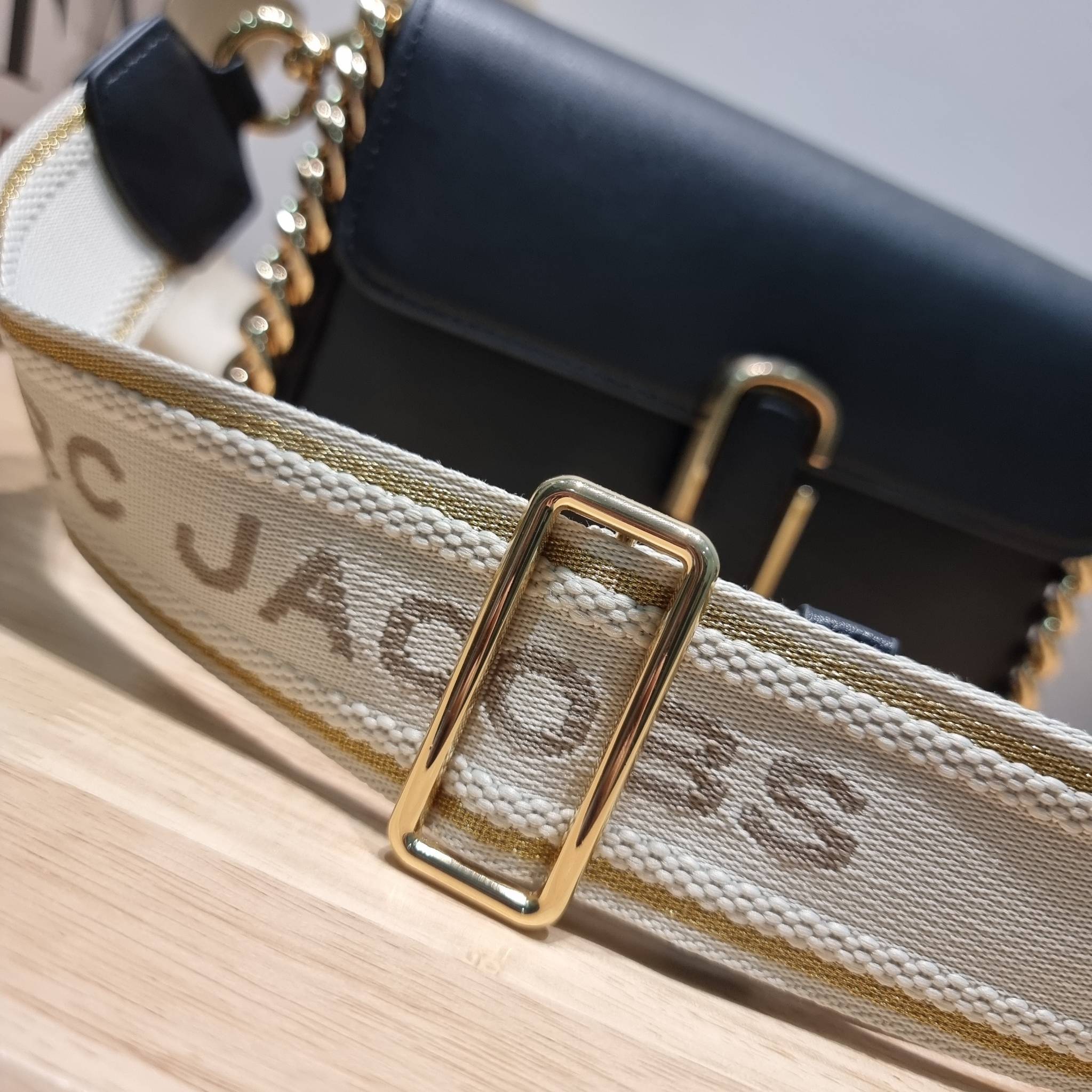 MARC JACOBS THE J MARC SHOULDER BAG คอลเลคชั่นใหม่ล่าสุด สวยฟาดกว่าใคร ใบไหนๆก็ต้องหลีก กับกระเป๋าสะพายไหล่สุดหรู รูปทรงใช้งานง่าย ดีไซน์เรียบ แต่แฝงไปด้วยความผู้ดี ดูแพง