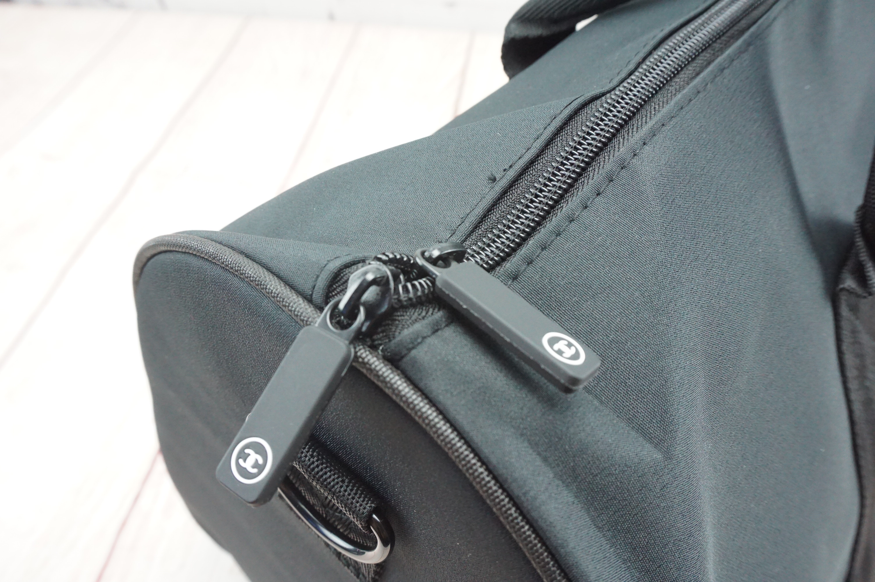 Chanel Duffel / Travel Bag กระเป๋าแบรนด์ Chanel VIP gift Bag ของแท้ 100% ใช้เป็นกระเป๋าเดินทางหรือหิ้วไปฟิตเนส ไปยิม เก๋ๆก็ได้ค่ะ หัวซิปปั้มโลโก้ ด้านในเป็นช่องกว้าง และมีอีกหนึ่งช่องซิป ทำจากผ้าหนาผิวมัน กันน้ำได้ ดูเรียบ แต่หรู มาพร้อมสายยาว ถอดสายได้ ก