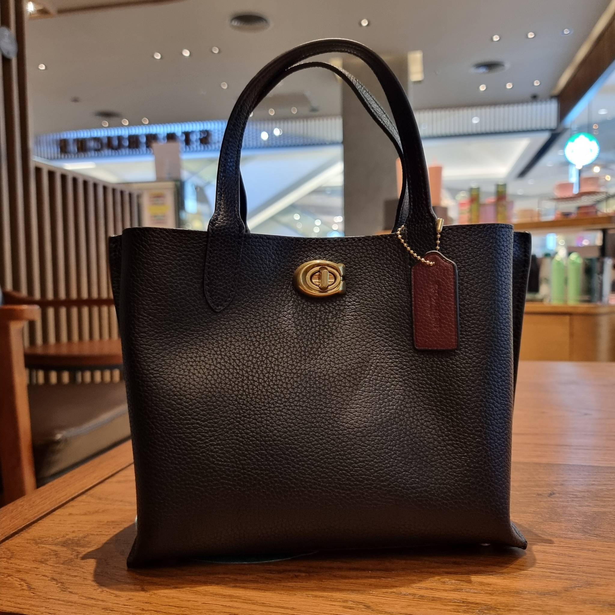 COACH C8561 C8869 WILLOW TOTE 24 IN COLOR BLOCK น้องสาวลุคลูกคุณมาแล้วจ้า กระเป๋าถือ/สะพาย ดีไซน์คัลเลอร์บล็อค ลงตัว เรียบหรู ใบจริงคือผู้ดี๊ผู้ดี ใช่ได้ทุกๆโอกาส วัสดุหนัง pepble อยู่ทรง เปิดปิดด้วยตัวบิดล็อค และอีกฝั่งเป็นกระดุมแม่เหล็ก ภายในโล่งกว้าง ใ