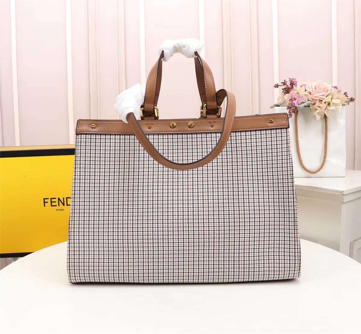 FENDI PEEKABOO X-TOTE BAG 40cm เกรดเทพออริจินอล FENDI MONOGRAM SHOPPING BAG สวยมงลงมากค่ะ กระเป๋าสะพายข้างได้ ถือได้ ใบใหญ่ลายโมโนแกรม FF สวยมากทรงนี้ใช้เป็น everyday bag ได้ จุใจใส่ของได้เยอะ ตัวกระเป๋าผลิตจากผ้าทออย่างดี อยู่ทรงสวย ภายในโล่ง สวยหรู ดูดี