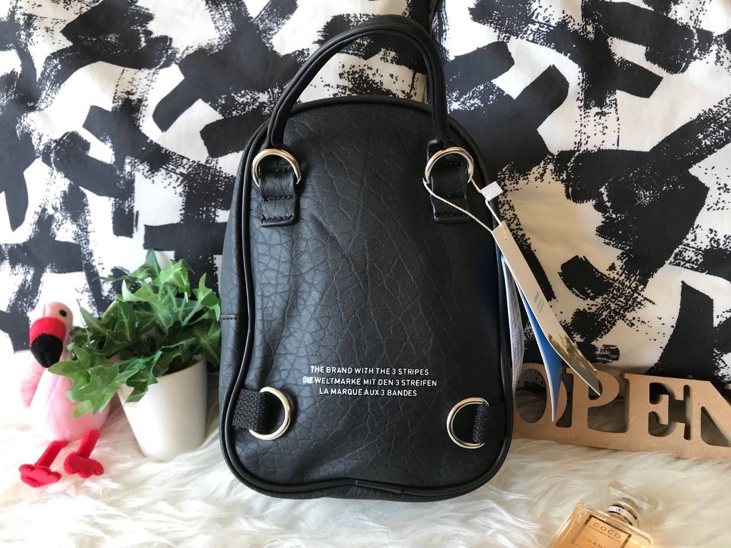 ADIDAS ORIGINALS CLASSIC MINI BACKPACK กระเป๋าเป้ทรงคลาสสิคไซส์มินิจากแบรนด์ adidas มาในขนาดกระทัดรัด น้ำหนักเบา พกพาสะดวกมากๆ วัสดุหนังนิ่มมือสุดๆ!! ทำความสะอาดง่าย เปิด-ปิดกระเป๋าด้วยซิป มีช่องหลักและช่องย่อยด้านหน้า หัวซิปปั๊มแบรนด์อะไหล่สวย ภายในกระเป