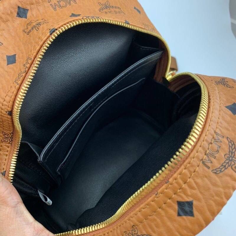 M.C.M Stark Logo Stripe Backpack in Visetos :RED เป้หนังแท้ ขนาดสะพายกำลังสวย ใช้ได้ทั้งหญิงชาย สีเทาดำสุดคลาสสิค ใช้งานได้บ่อยหลายโอกาส