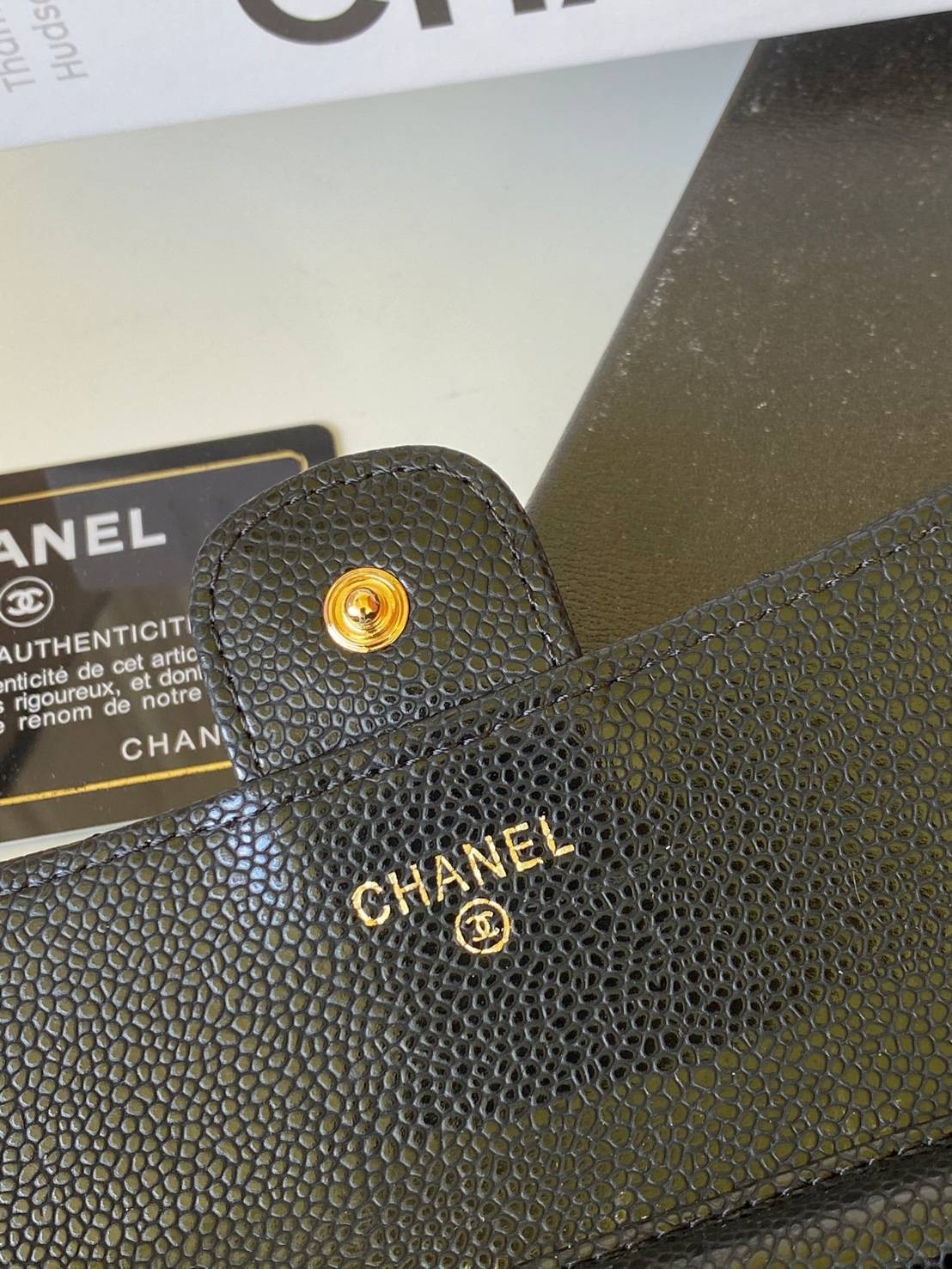 หนังแท้ CHANEL WALLET WITCH CHAIN พร้อมส่งที่ไทย ภาพสินค้าถ่ายจากงานขายจริง ใช้งานต่างประเทศได้ รุ่นยอดนิยมไอเท็มฮิตวัสดุหนังคาเวียร์สวยคลาสสิคเปิดปิดด้วยฝาปิดกระดุมด้านหน้ามีโลโก้แบรนด์อะไหล่สวยหรูดูดีมาพร้อมสายโซ่อะไหล่เงินและทอง ร้อยหนังจะสะพายไหล่ หรื
