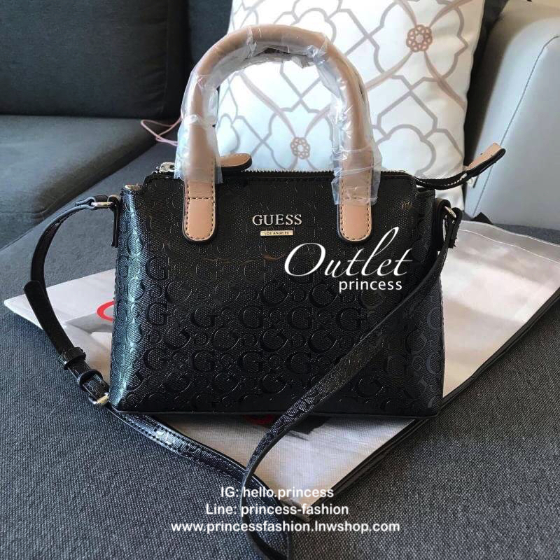 GUESS BALDWINPARK MINI BAG กระเป๋าถือหรือสะพาย วัสดุ Saffiano PU คุณภาพดี นิ่ม น้ำหนักเบา ด้านหน้าประดับด้วยโลโก้แบรนด์สวยหรู ตัวกระเป๋าลาย G ทั้งใบ เปิดปิดกระเป๋าด้วยซิปสะดวกใช้ ด้านในโล่งกว้างมีช่องสำหรับใส่ของหลายช่อง ใส่กระเป๋าสตางค์ใบกลางได้ ใส่Iphon