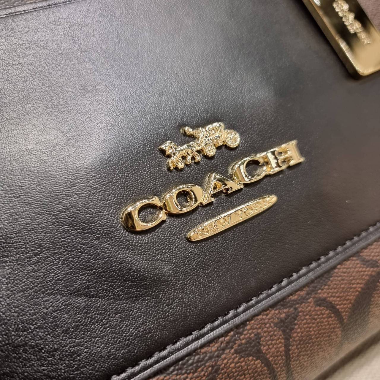 COACH F38089 MINI EMMA SATCHEL IN SIGNATURE CANVAS รุ่นหายาก รุ่นที่สาวๆตามหา จัดมาให้สมกับที่รอคอยกันไปเลยจ้า!! เป็นรุ่นที่ดีไซน์ออกมาให้ใช้งานง่าย สะดวก สวย หรู ดูดี!! กระเป๋าสะพายทรงสวย วัสดุหนังแคนวาสเคลือบลาย มาพร้อมสายสะพายข้างและหูจับในตัว ถอดออกถื